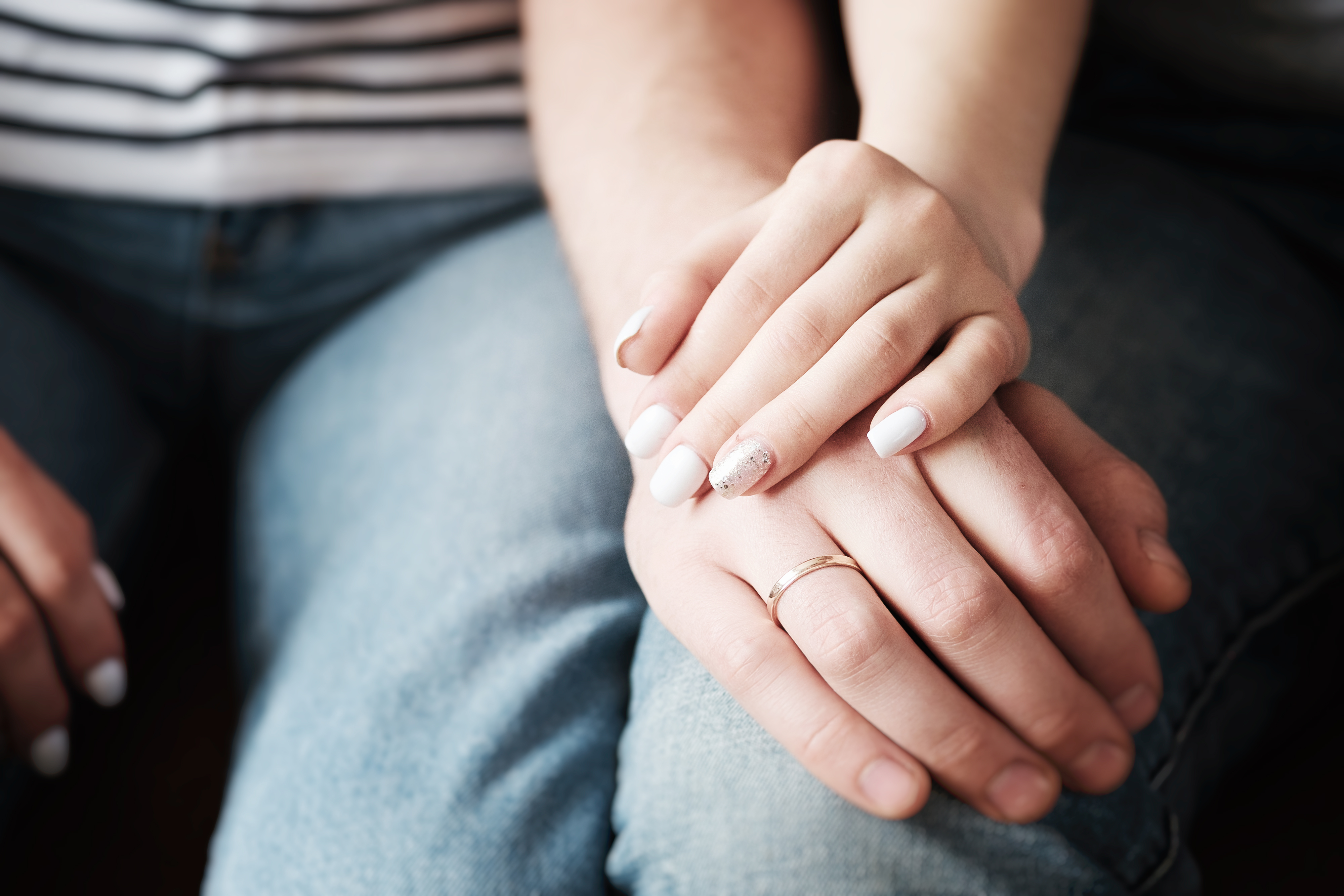 Couple se tenant la main en signe de réconfort et de soutien | Source : Shutterstock