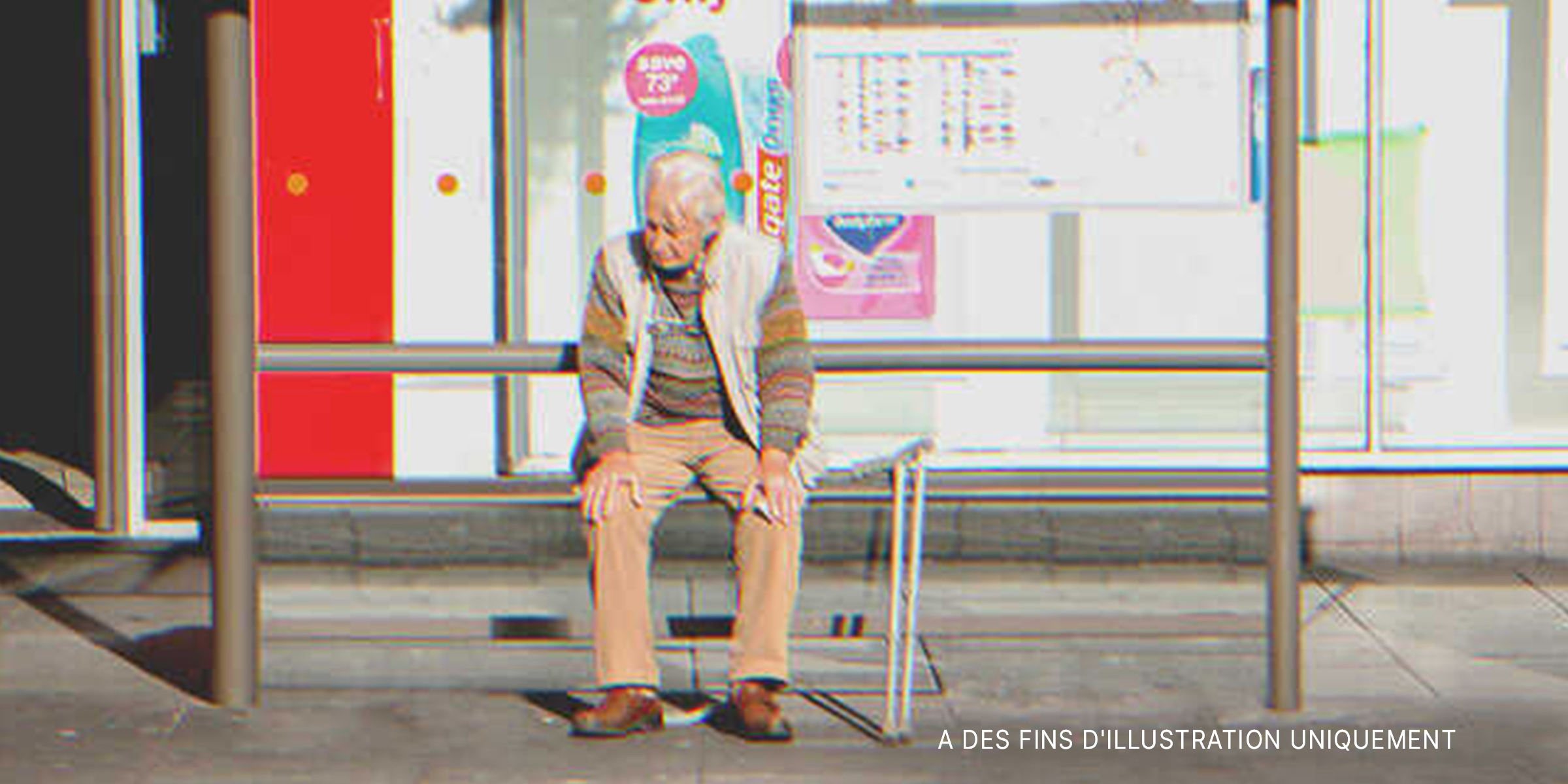 Un veil homme à un arrêt-bus | Source : Shutterstock