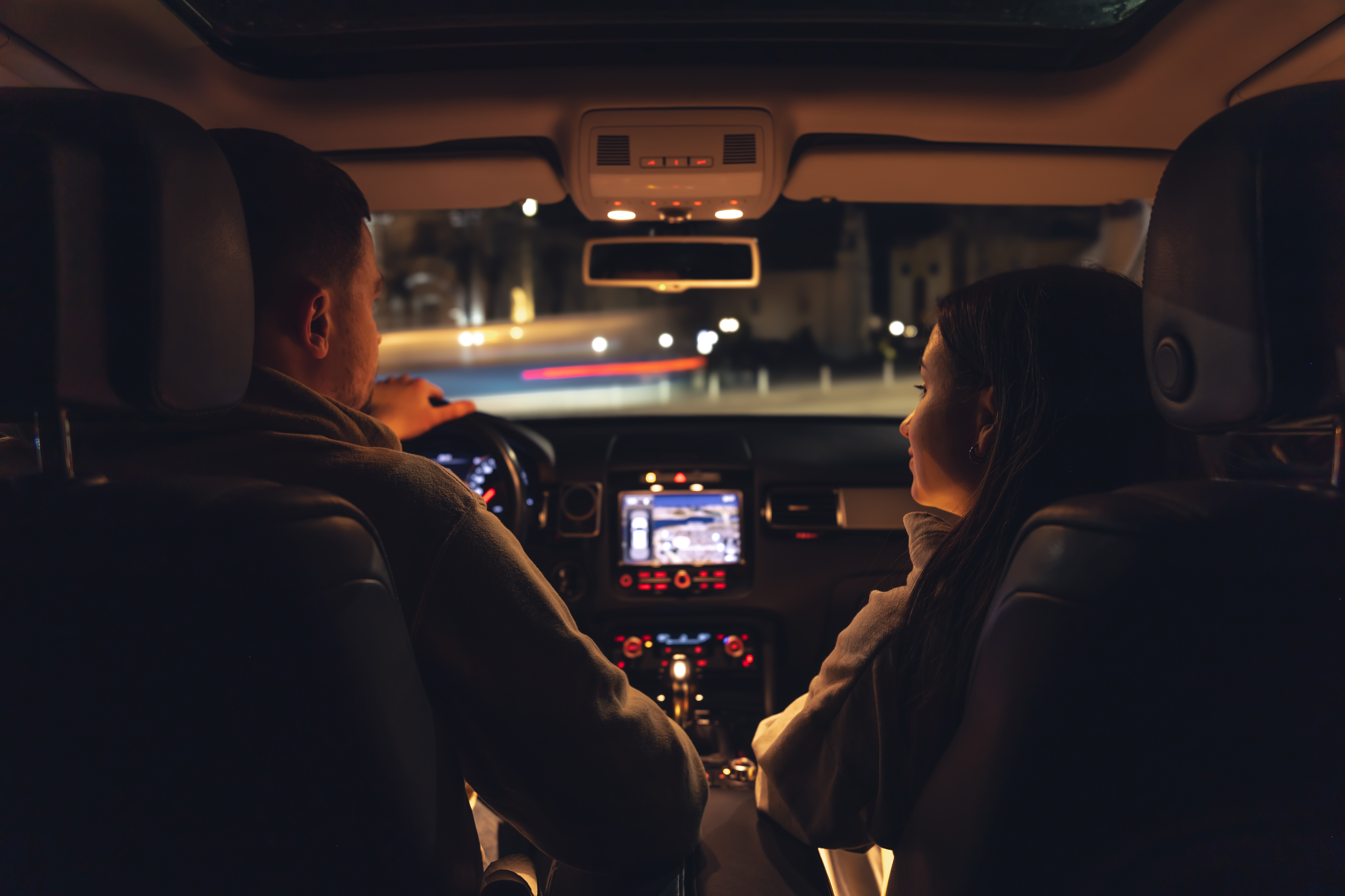 Un couple à l'intérieur d'une voiture | Source : Freepik