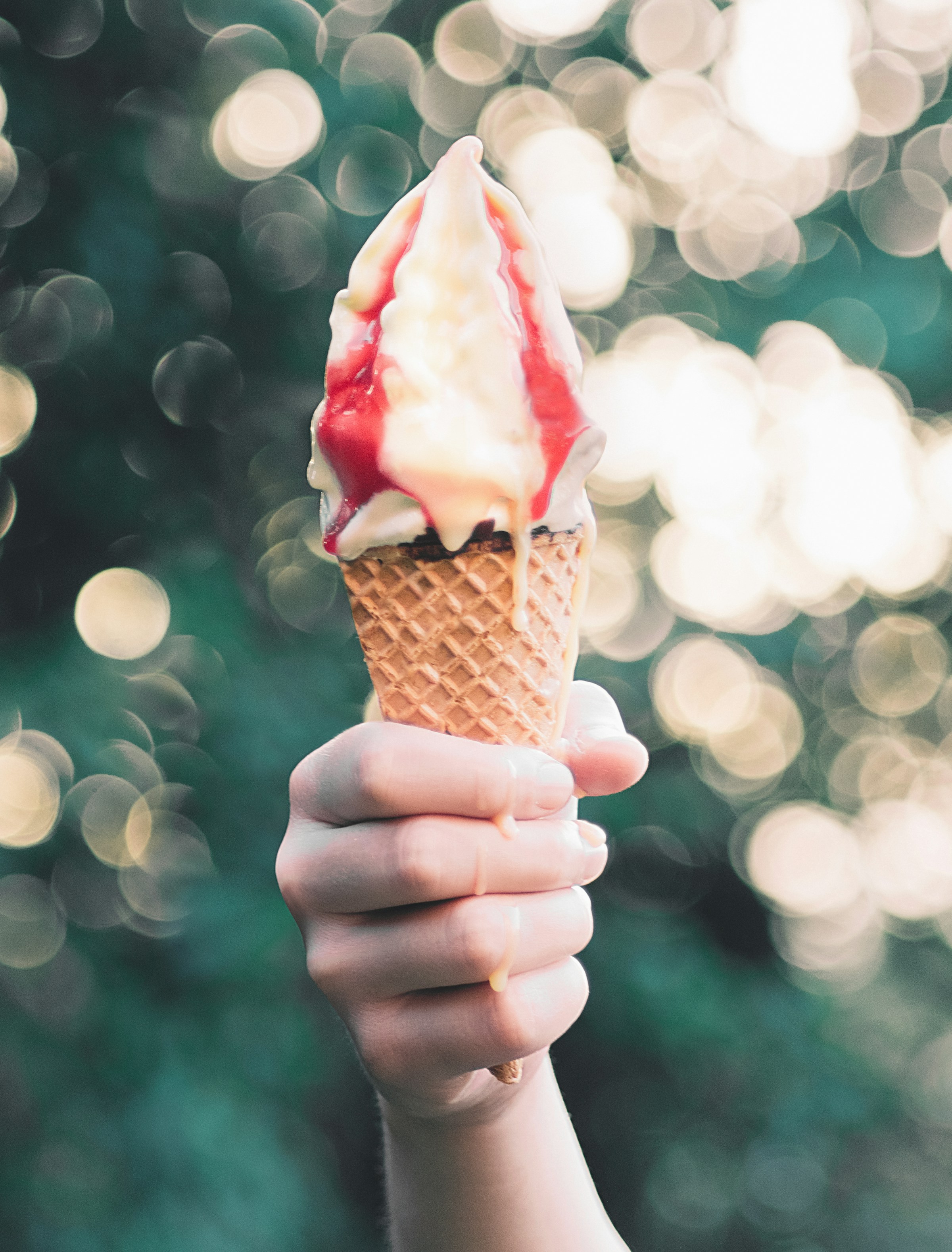 Un cône de crème glacée qui coule | Source : Unsplash