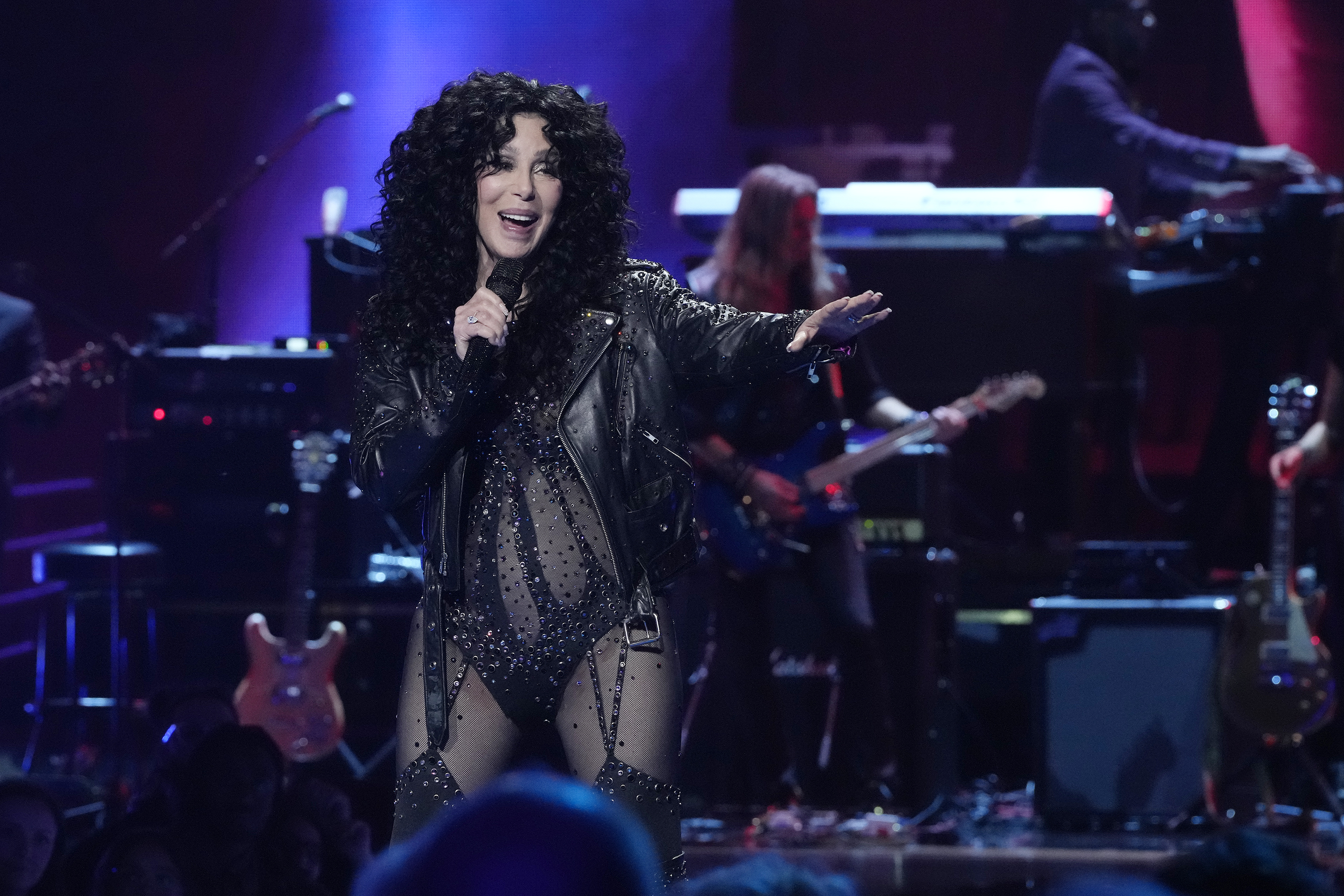 Cher se produit lors du "SNL50 : The Homecoming Concert" le 14 février 2025 | Source : Getty Images