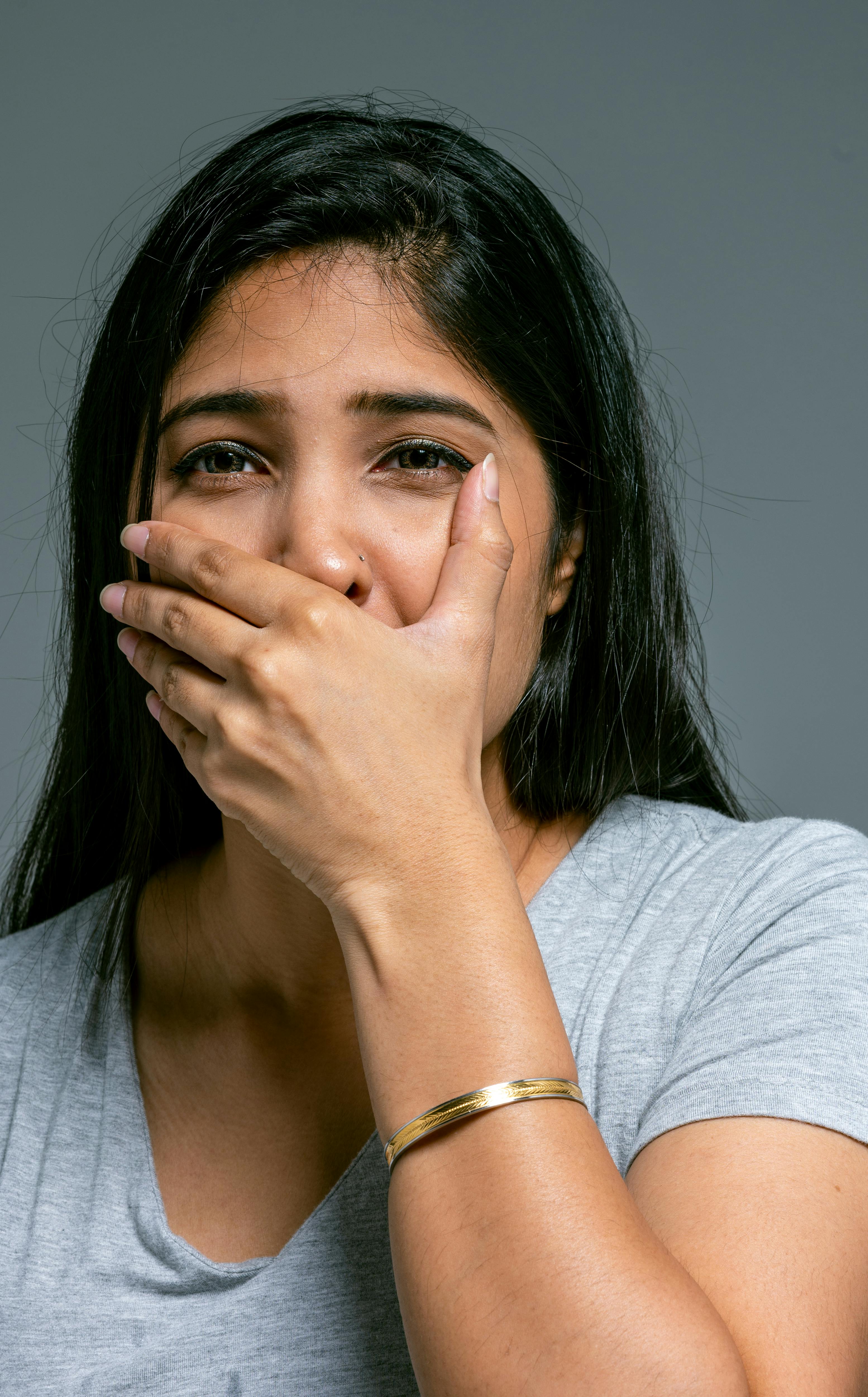 Une femme choquée retient difficilement ses larmes | Source : Pexels