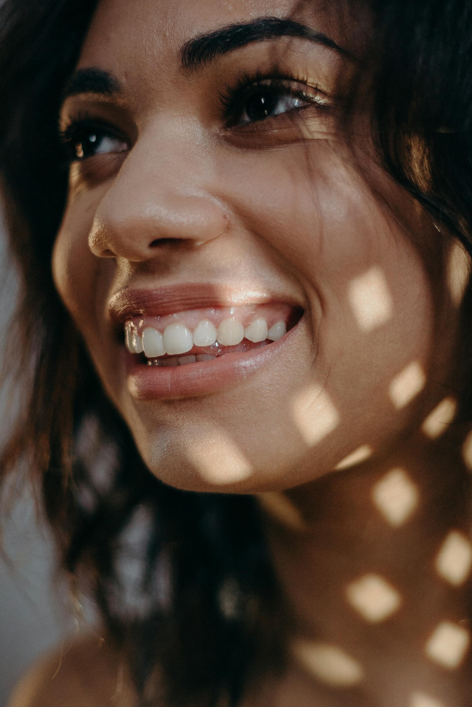 Une femme qui sourit à quelqu'un | Source : Pexels