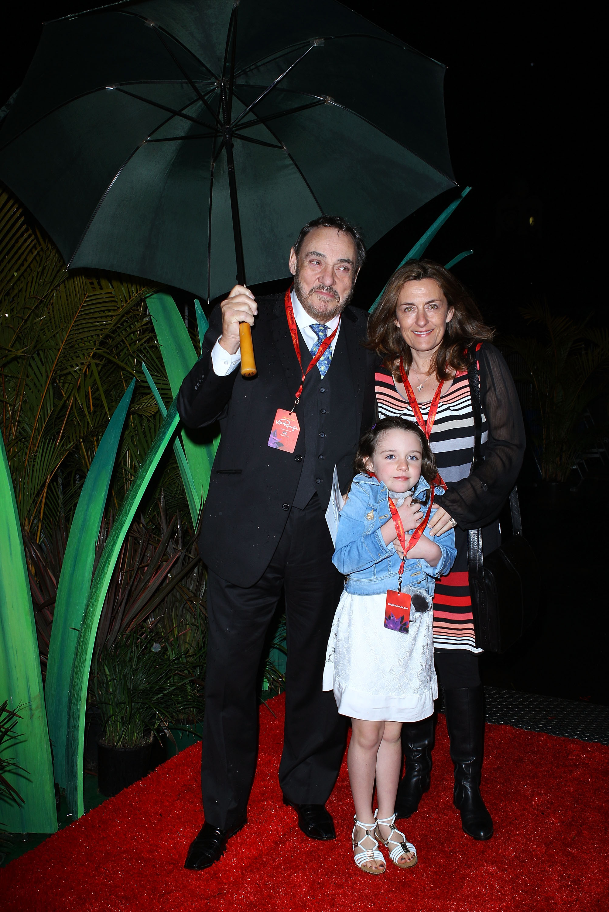 John Rhys-Davies, sa femme Lisa Manning, et leur fille Mia le 13 septembre 2012 à Sydney, Australie. | Source : Getty Images