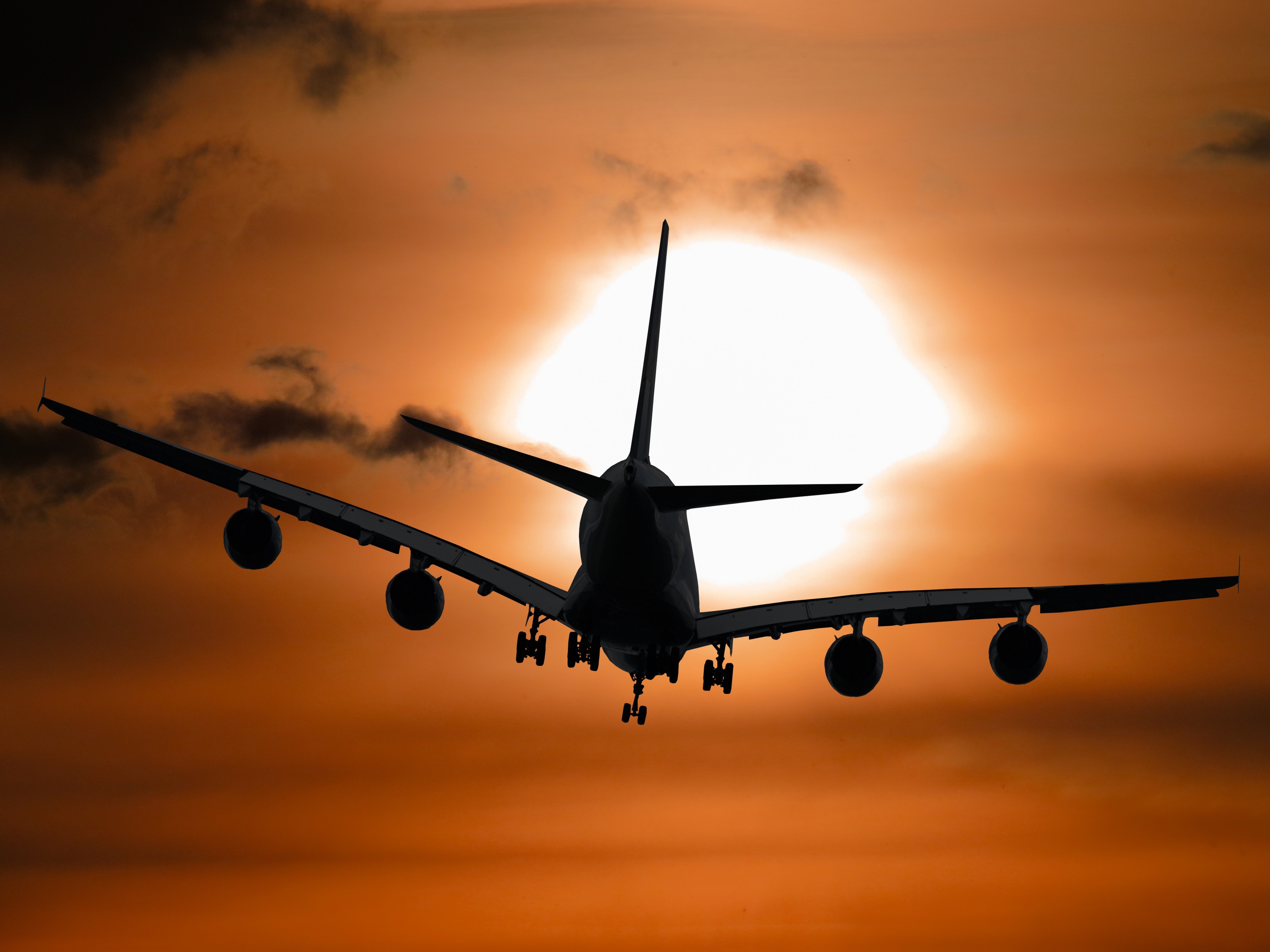 Avion volant pendant le coucher du soleil | Source : Pexels