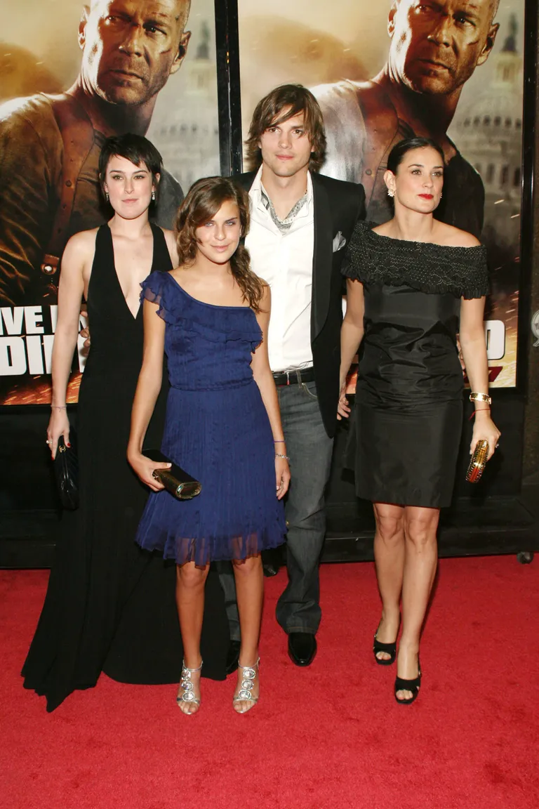 Rumer Willis, Tallulah Willis, Ashton Kutcher et Demi Moore à la première de "Live Free or Die Hard" à New York en 2007 | Source : Getty Images