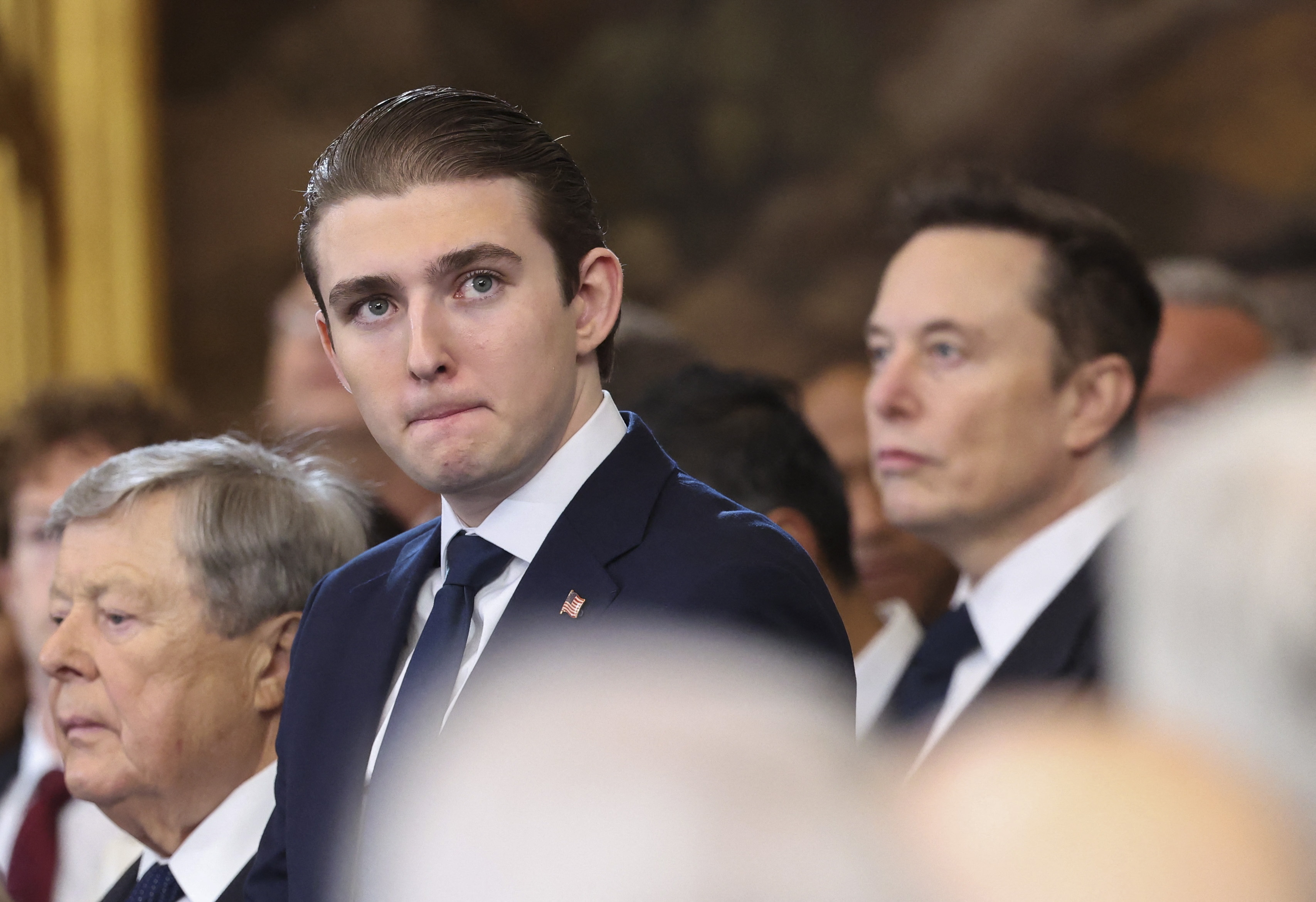 Barron Trump regarde avant l'investiture présidentielle de Donald Trump le 20 janvier 2025 | Source : Getty Images