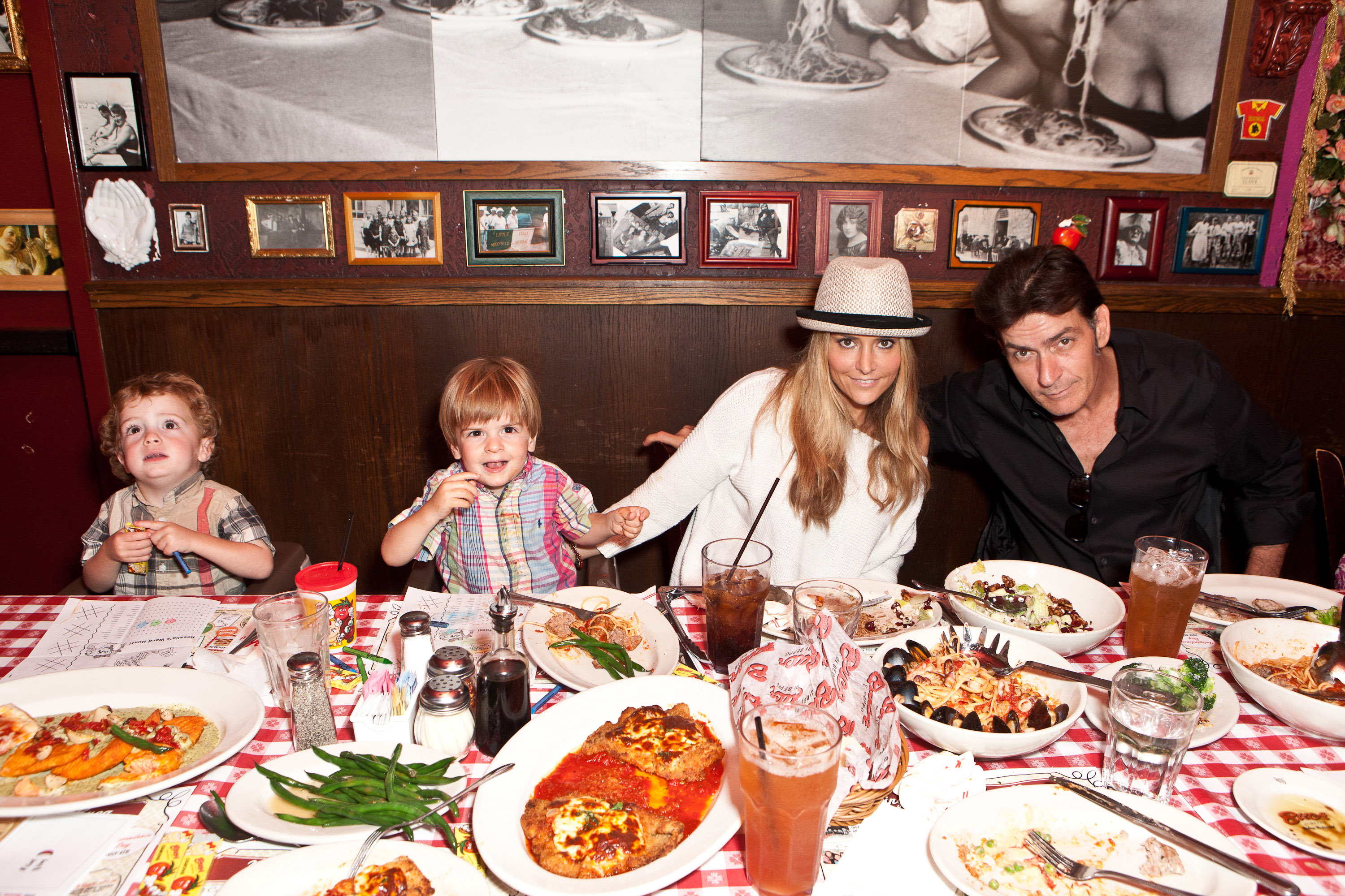 Charlie Sheen, Brooke Mueller et leurs fils Max et Bob Sheen célèbrent l'anniversaire de Charlie au Buca di Beppo le 3 septembre 2011, à Encino, en Californie | Source : Getty Images