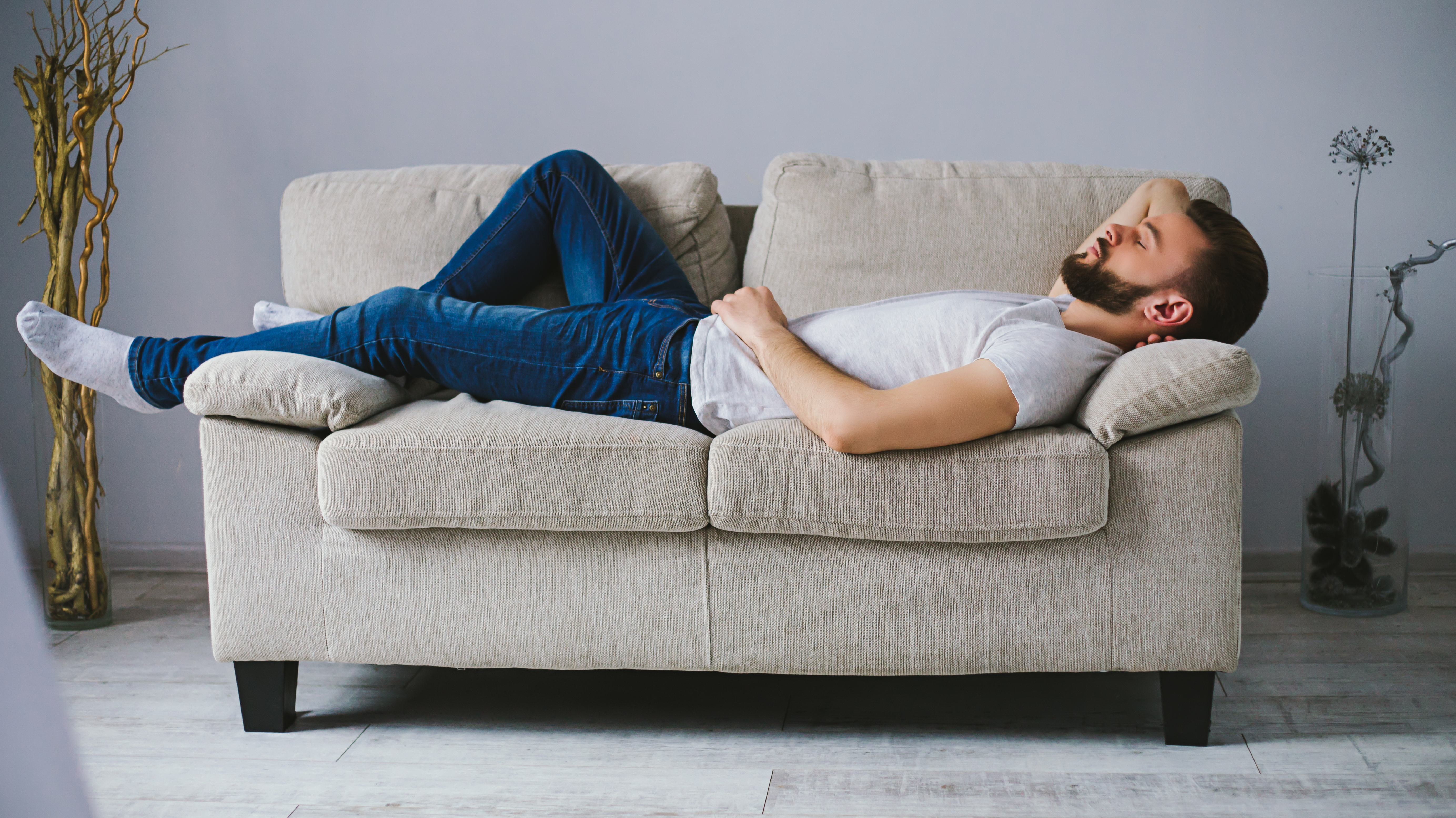 Un homme dormant sur un canapé | Source : Shutterstock