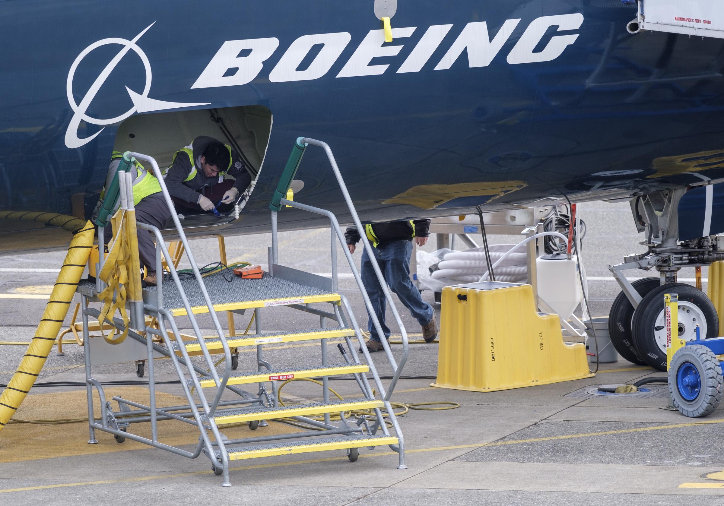 Des employés travaillent dans la soute d'un avion d'essai Boeing 727 MAX 9 à l'extérieur de l'usine de la société, le 14 mars 2019 | Source : Getty Images