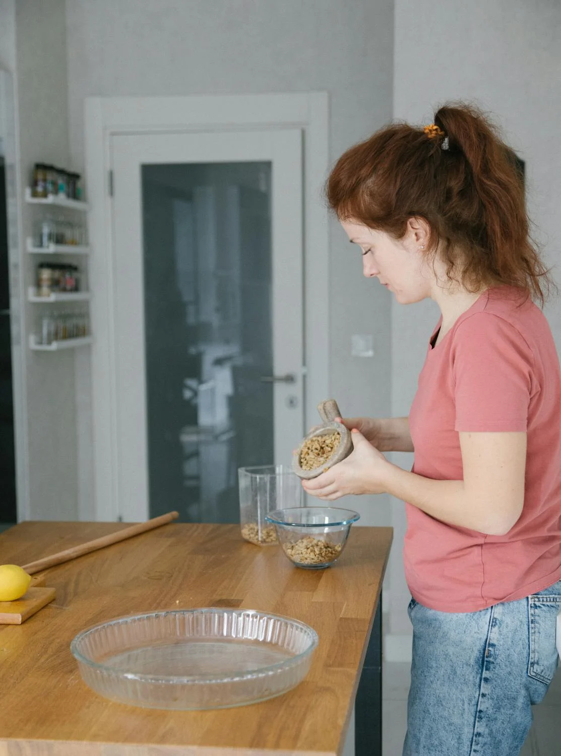 Une femme en train de cuisiner dans sa cuisine | Source : Pexels