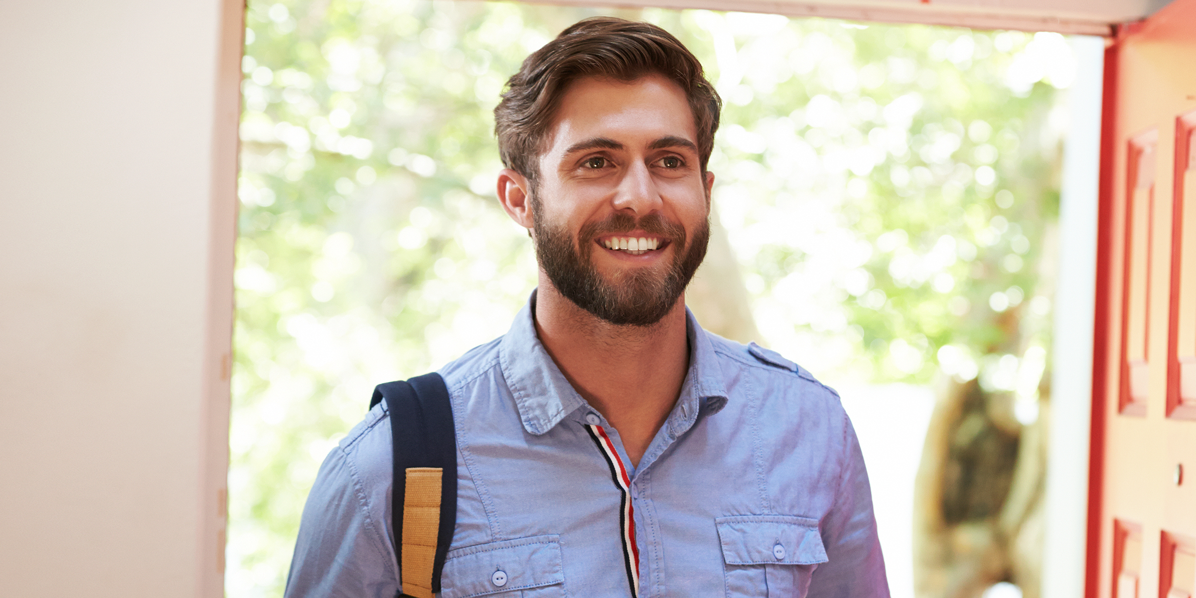 Un homme qui sourit | Source : Shutterstock