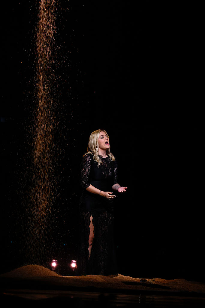 Louane, représentant la France, se produit sur scène lors de la grande finale de la cérémonie d'ouverture du 69e Concours Eurovision de la chanson à la St. Jakobshalle, le 17 mai 2025 à Bâle, en Suisse. (Photo par Sebastian Reuter/Getty Images)