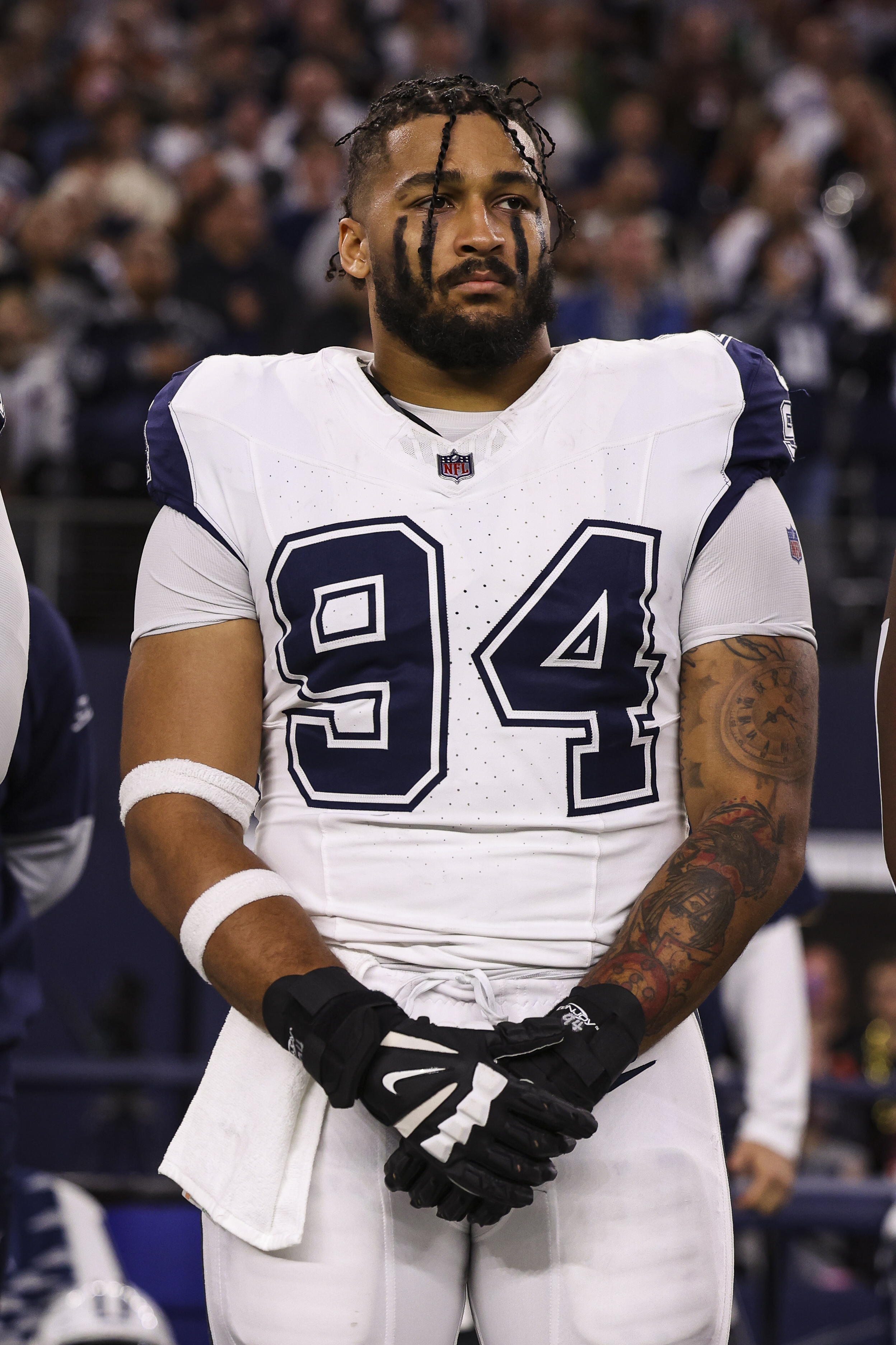 Marshawn Kneeland (#94) lors de l'hymne national avant un match Cowboys-Bengals au AT&T Stadium le 9 décembre 2024. | Source : Getty Images