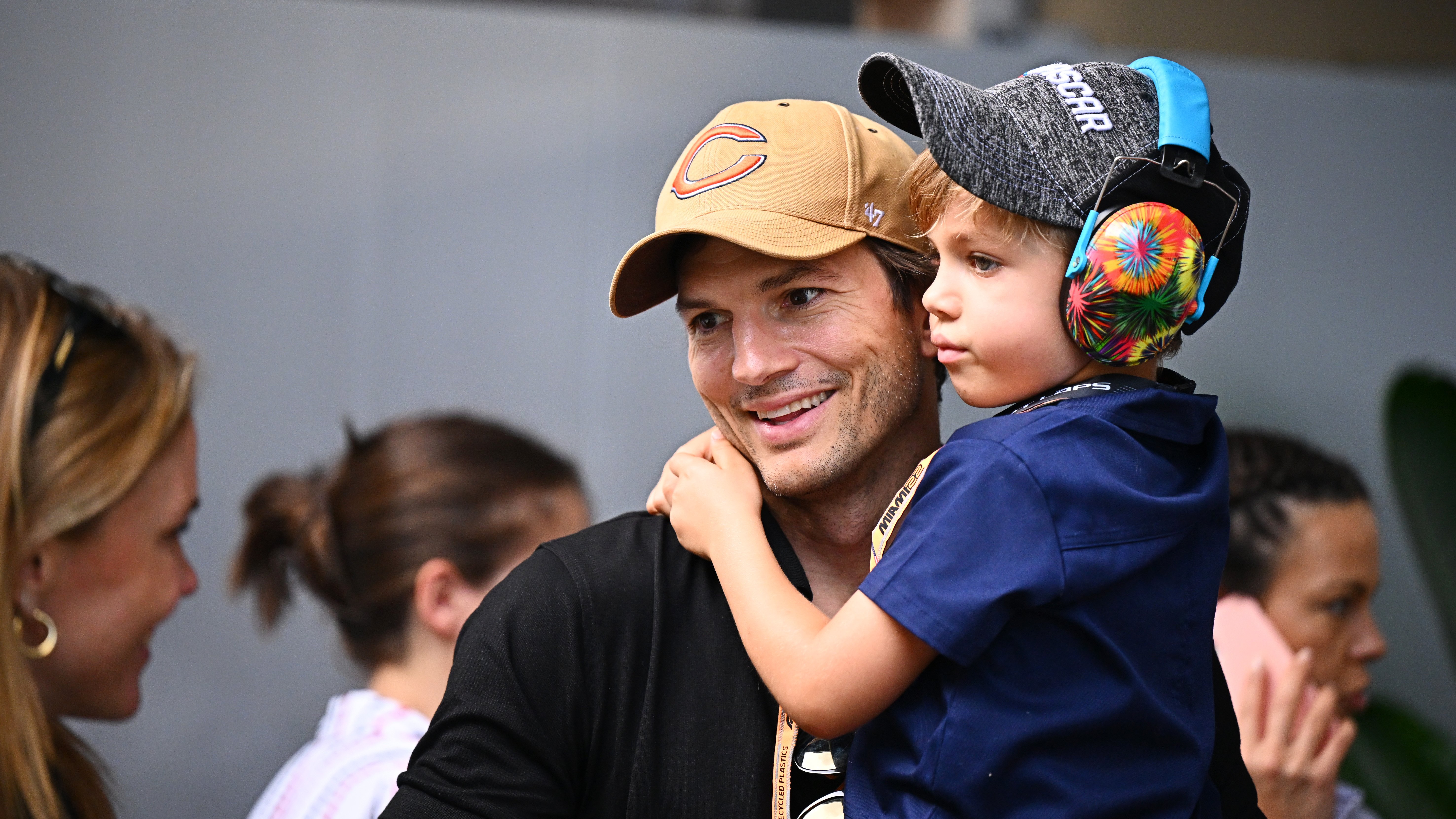 Ashton Kutcher et son fils Dimitri à Miami en 2022 | Source : Getty Images