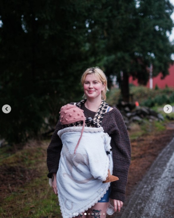 Ireland Baldwin et sa fille se promenant dans un post daté du 12 mai 2024 | Source : Instagram/irelandirelandireland