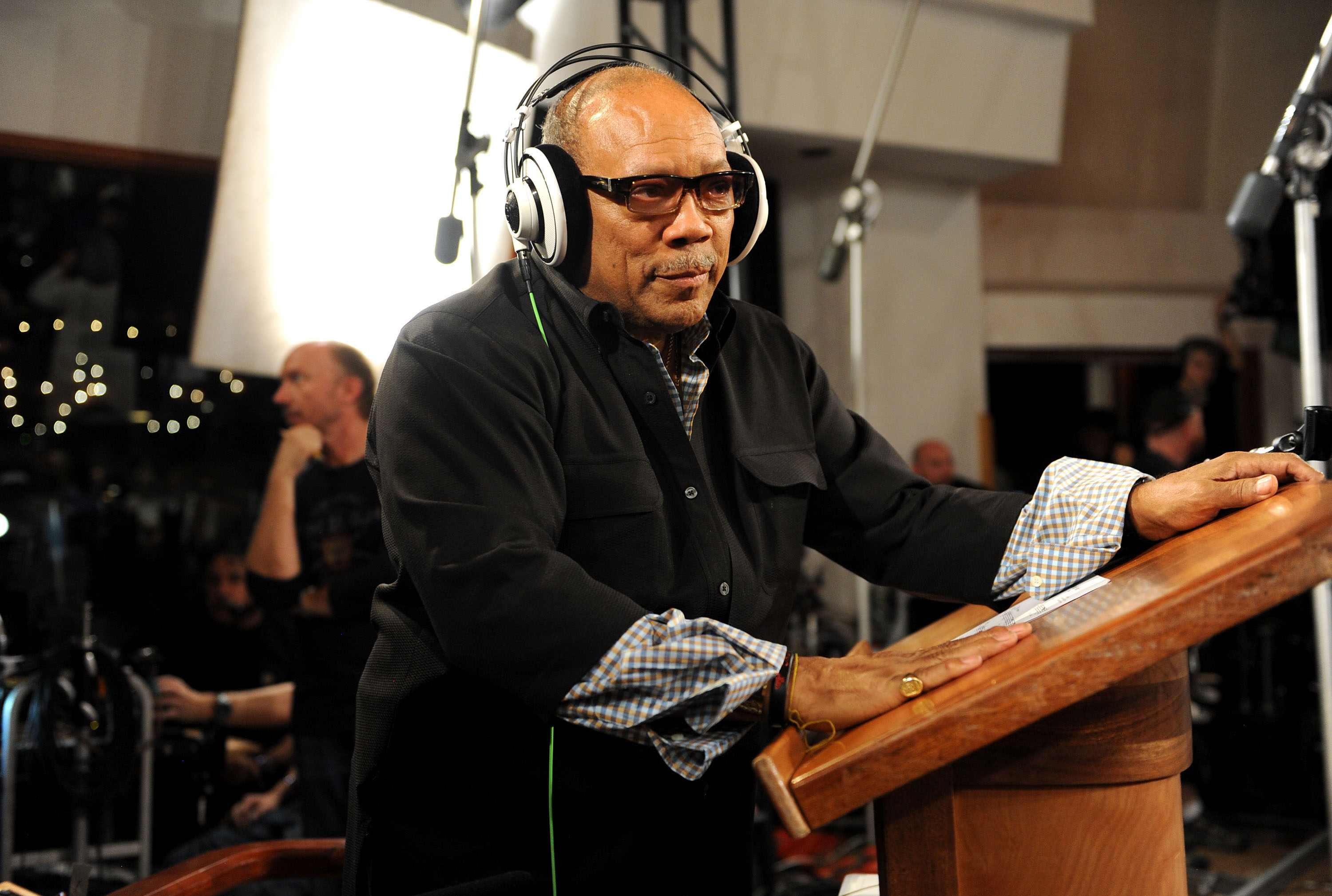 Quincy Jones prend la parole lors de la session d'enregistrement "We Are The World 25 Years for Haiti" qui s'est tenue aux studios Jim Henson le 1er février 2010, à Hollywood, en Californie. | Source : Getty Images