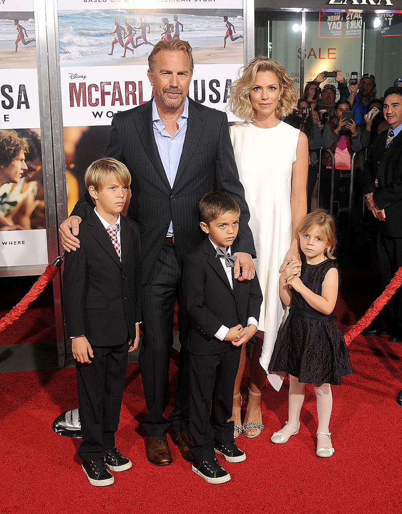 Kevin Costner, Christine Baumgartner et leurs enfants lors de la première mondiale de Disney "McFarland, USA" le 9 février 2015 à Hollywood, California. | Source : Getty Images