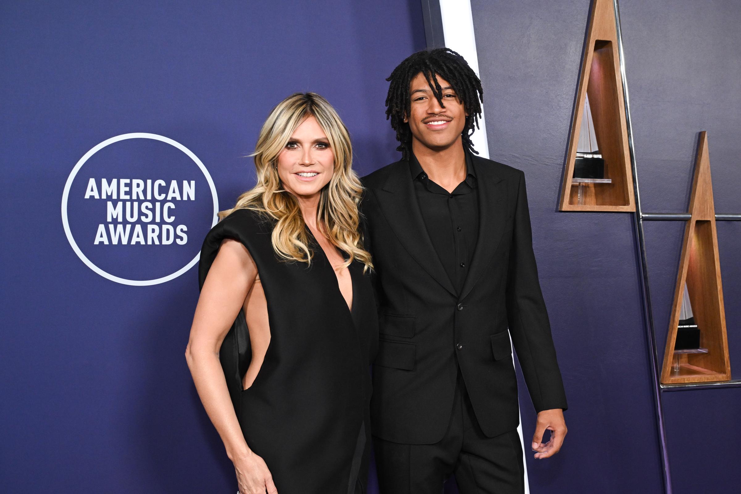Heidi Klum pose avec son fils de 19 ans, Henry Samuel, sur le tapis violet des 2025 AMAs. Tous deux vêtus de noir, le duo mère-fils a fait une entrée coordonnée et remarquée.