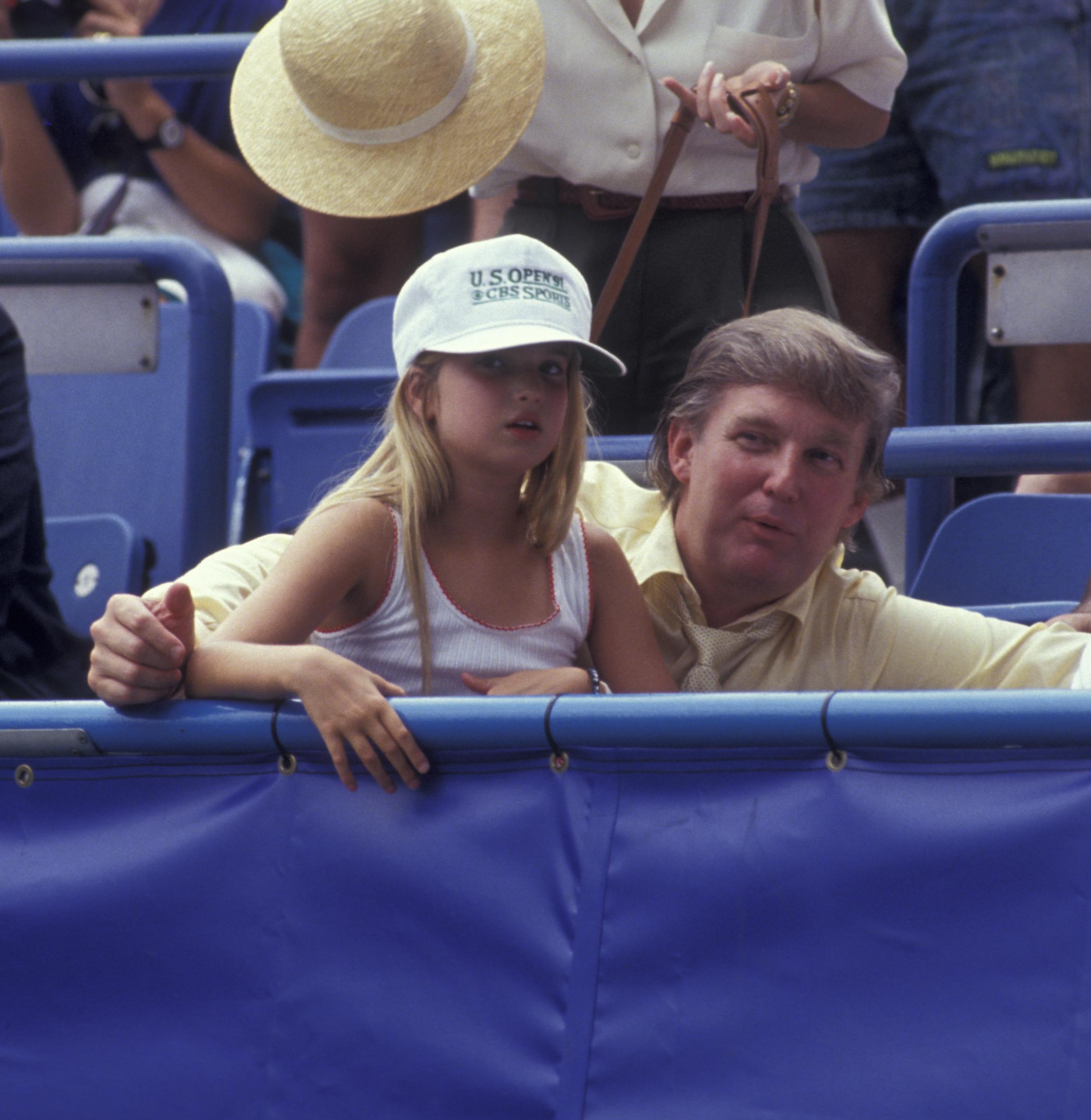 Ivanka et Donald Trump assistent au tournoi de tennis U.S. Open, le 30 août 1991, à New York. | Source : Getty Images