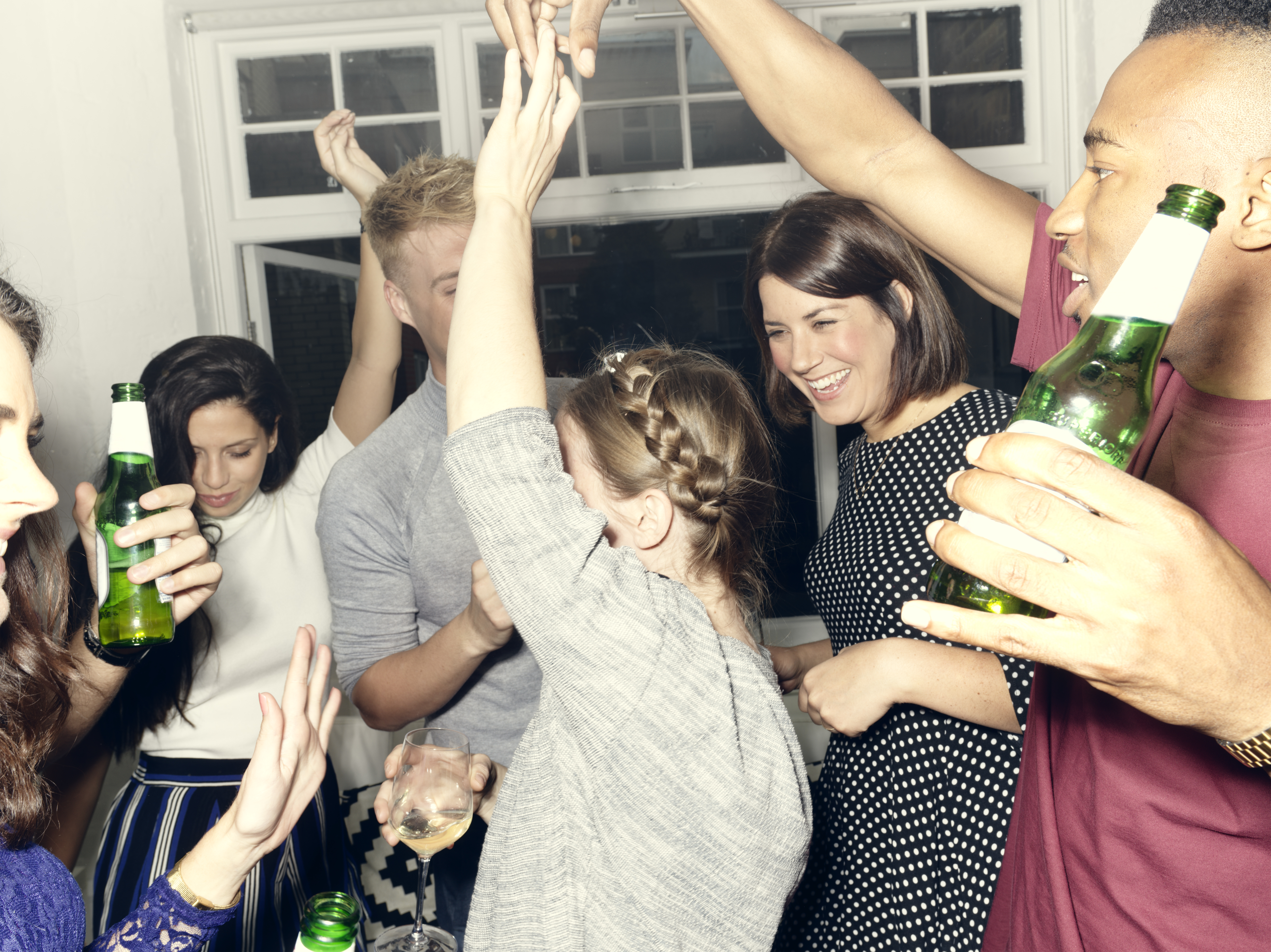 Une fête dans un appartement | Source : Getty Images