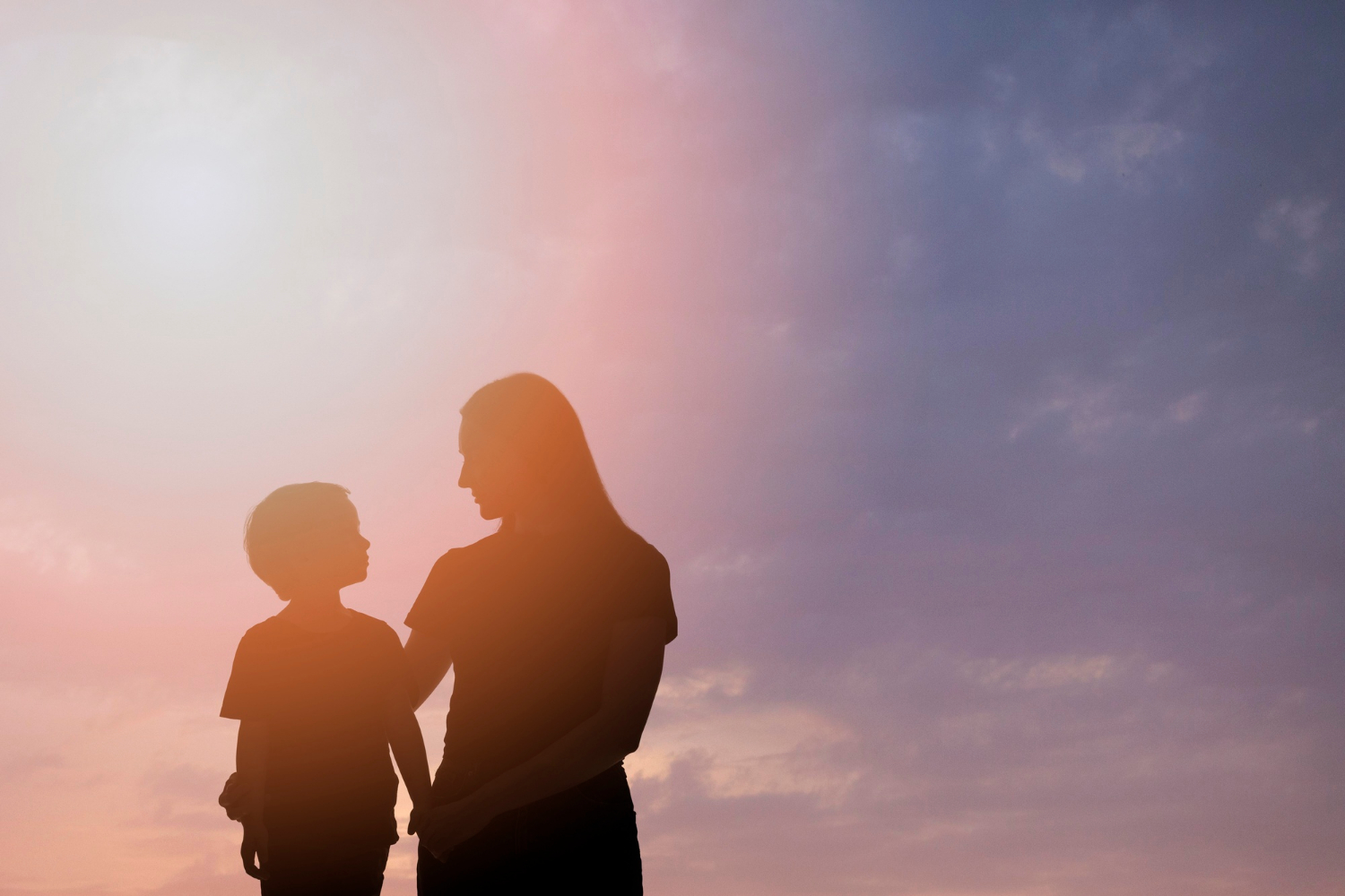 Silhouette d'une mère avec son fils | Source : Freepik