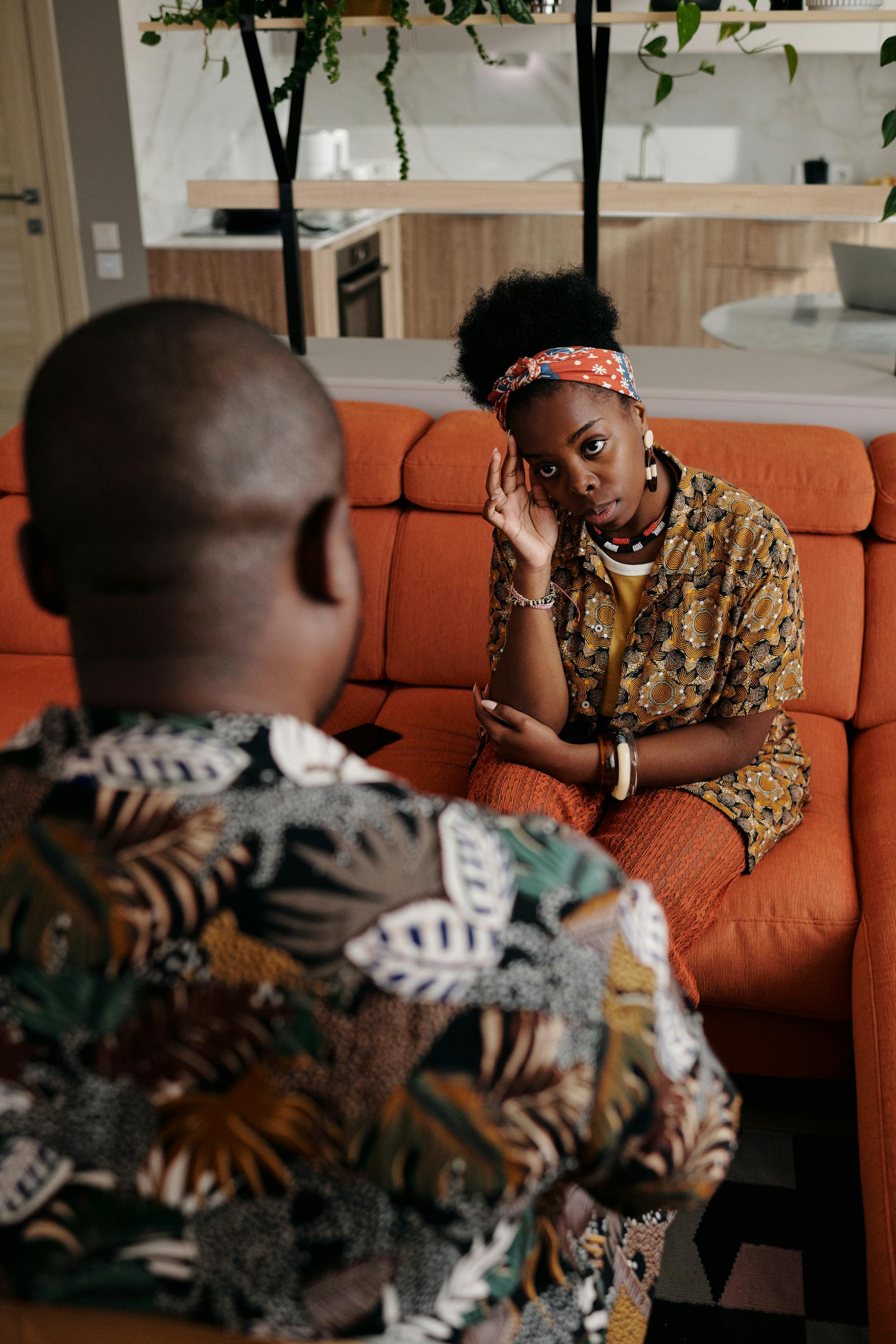 Un couple ayant une conversation difficile | Source : Pexels