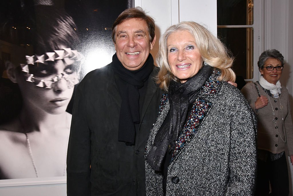  Jean Pierre Foucault et Evelyne Foucault assistent au vernissage de l'exposition de photos de Mireille Darc chez Artcurial, le 21 janvier 2016 à Paris, en France. | Photo : Getty Images