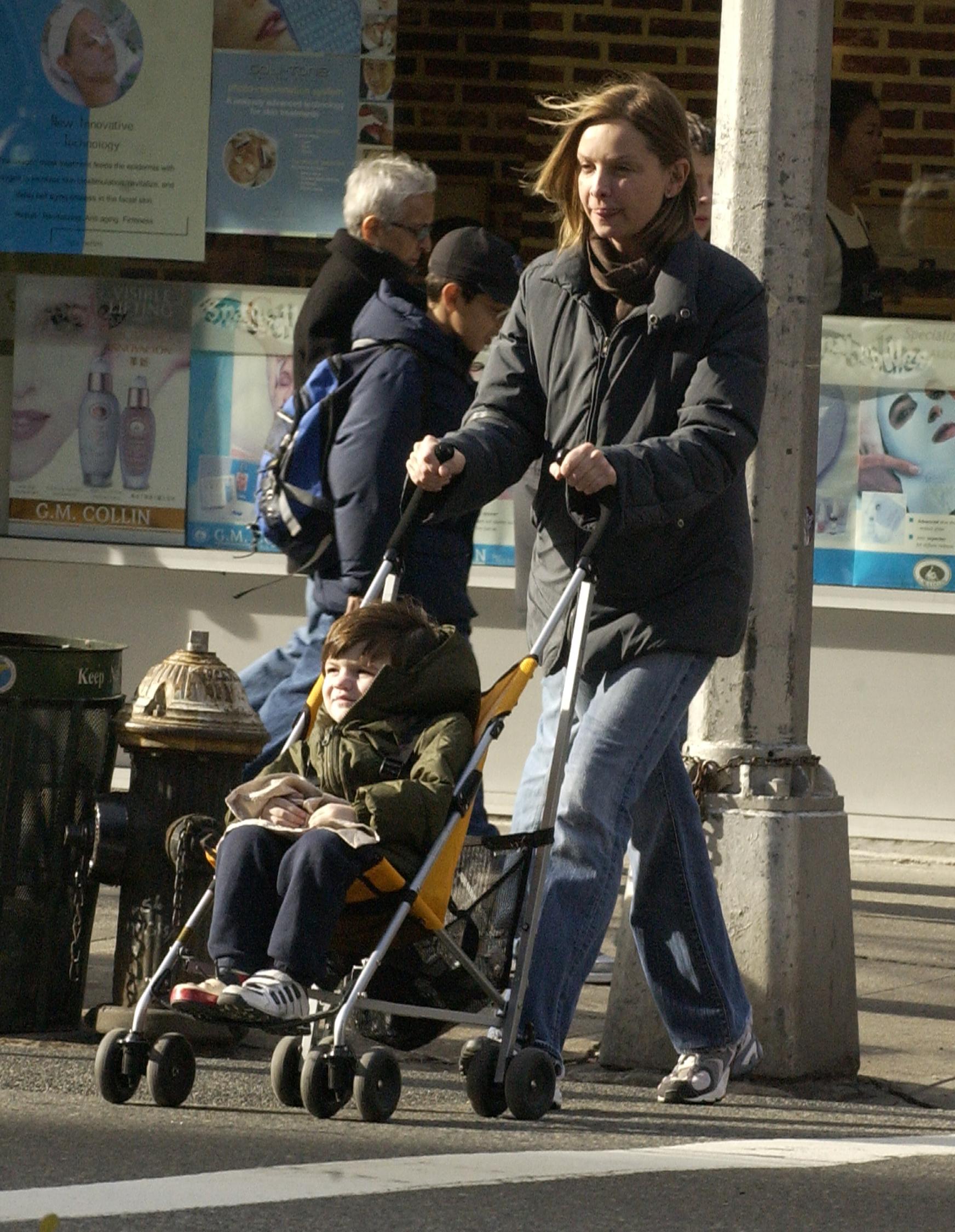 Calista Flockhart avec son fils Liam le 27 novembre 2004 à New York | Source : Getty Images