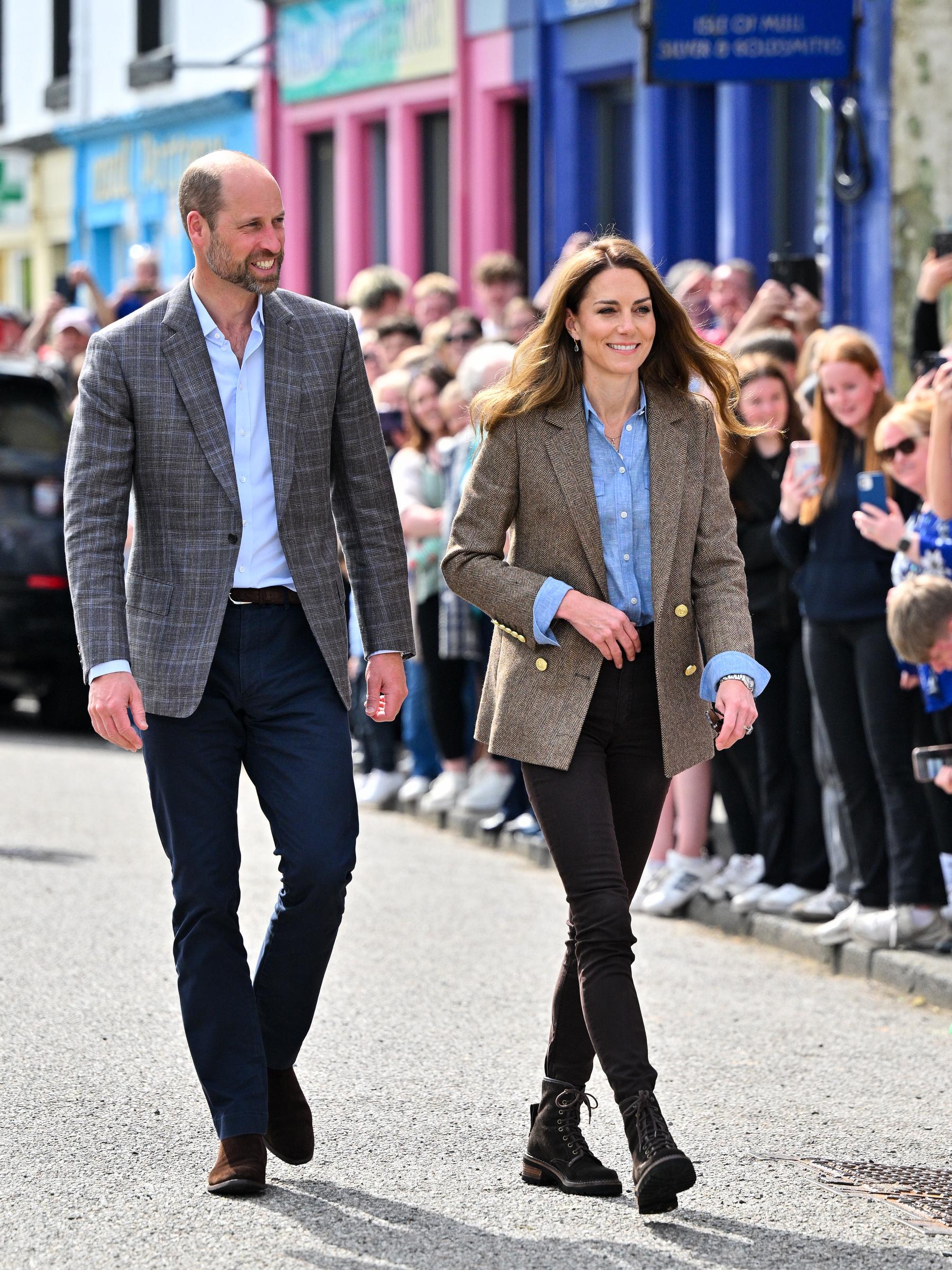 Le prince William et la princesse Catherine, connus sous le nom de duc et duchesse de Rothesay en Écosse, sont chaleureusement accueillis par les habitants alors qu'ils se promènent dans les rues animées de Tobermory lors de leur visite à Aros Hall, un centre qui soutient les initiatives communautaires sur l'île de Mull.