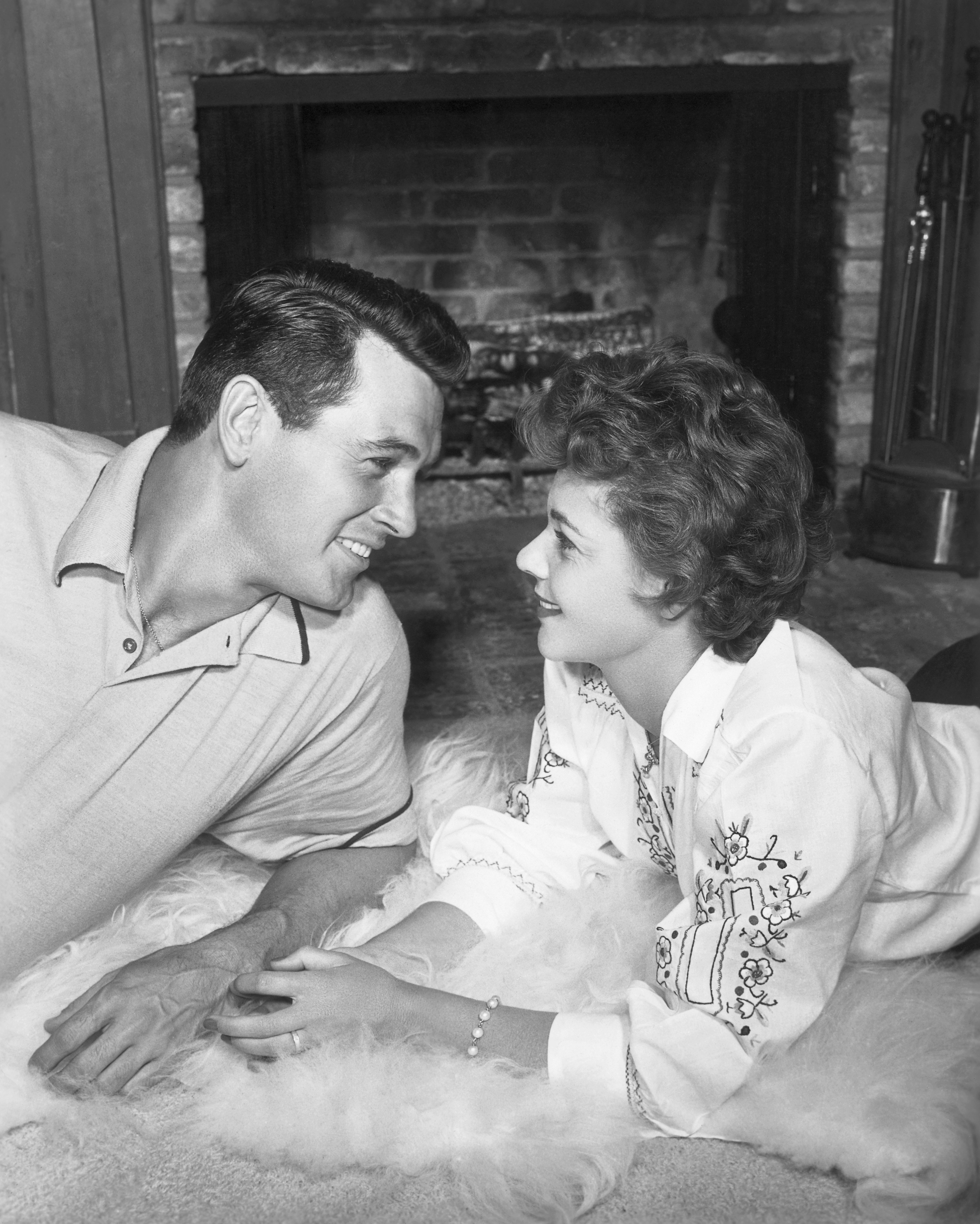 Rock Hudson et Phyllis Gates posant pour une photo moins d'un mois après leur mariage dans leur maison de lune de miel à Hollywood | Source : Getty Images