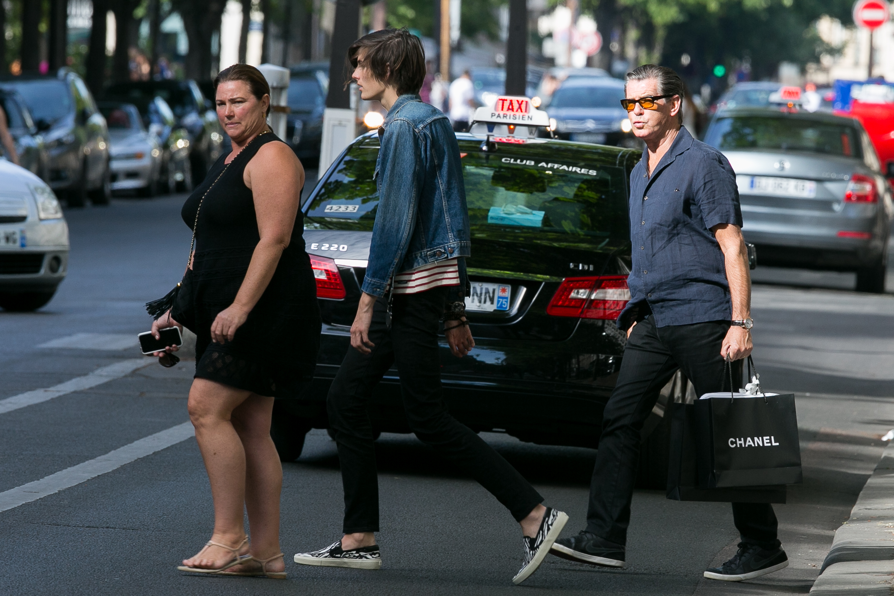 Pierce Brosnan, Keely Shaye Smith et Dylan Brosnan sur l'avenue Montaigne le 27 juin 2015 à Paris, France | Source : Getty Images