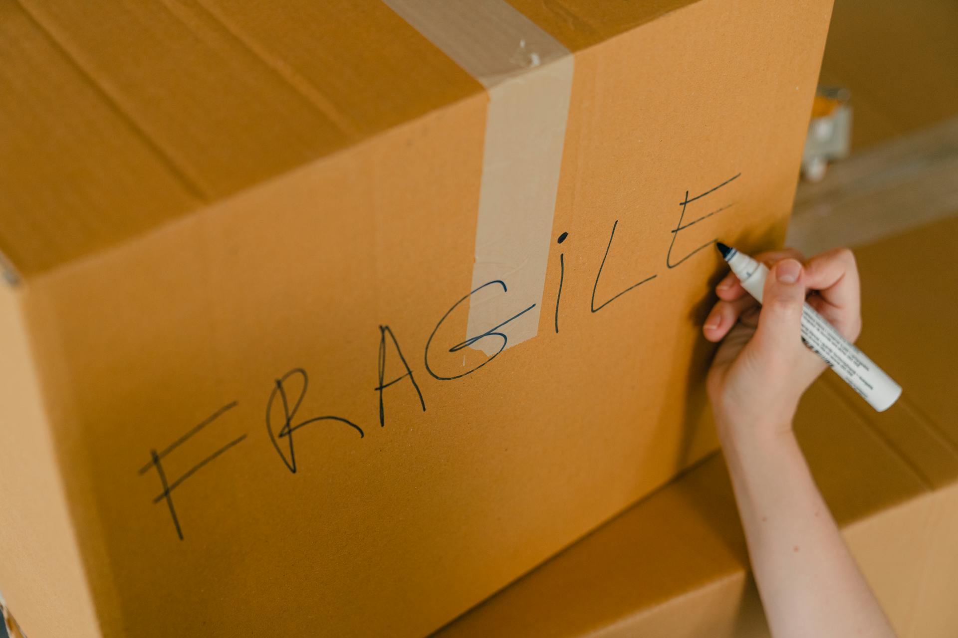 Une boîte étiquetée fragile | Source : Pexels