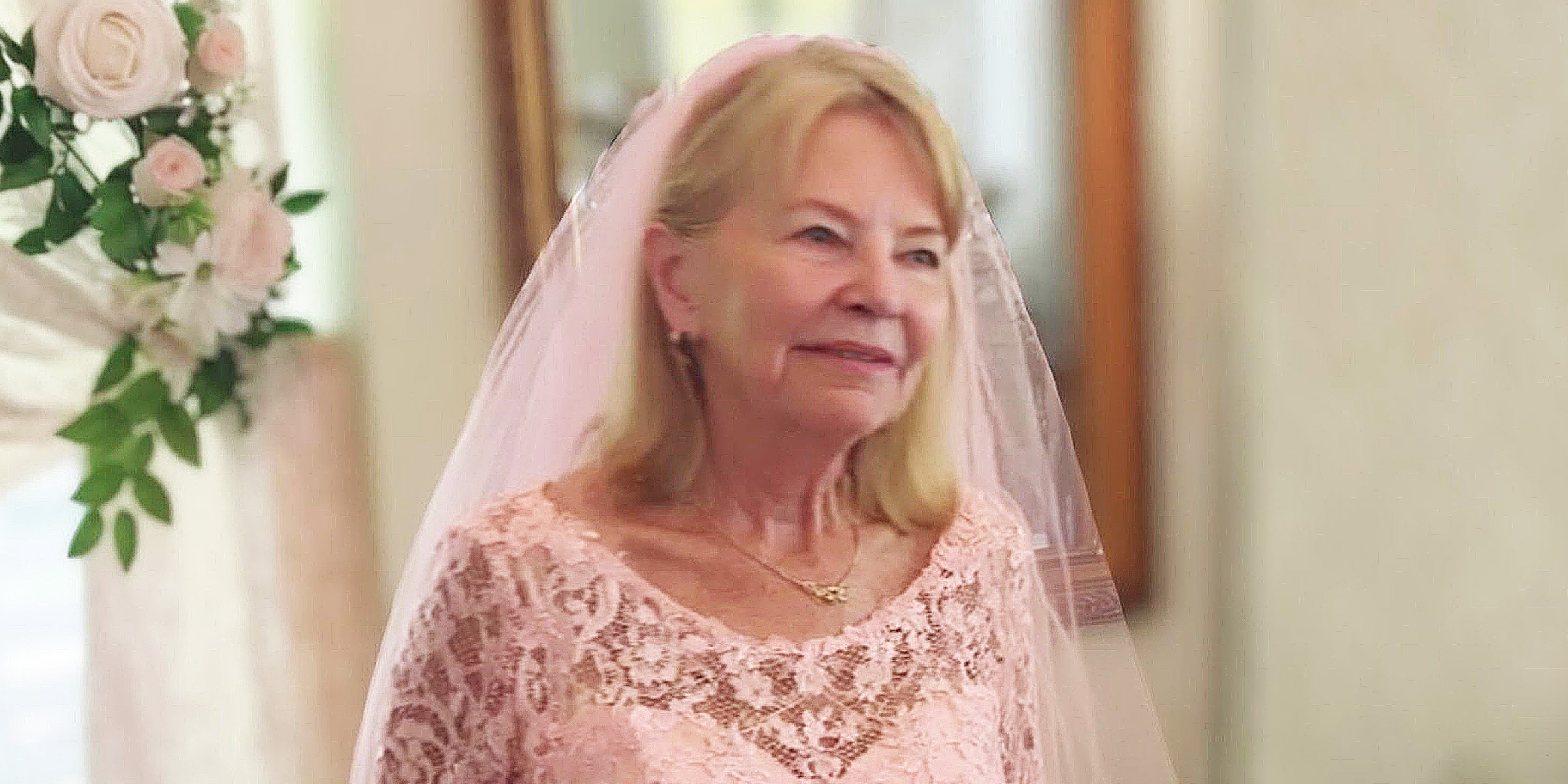 Une femme âgée dans une robe de mariée rose | Source : The Celebritist