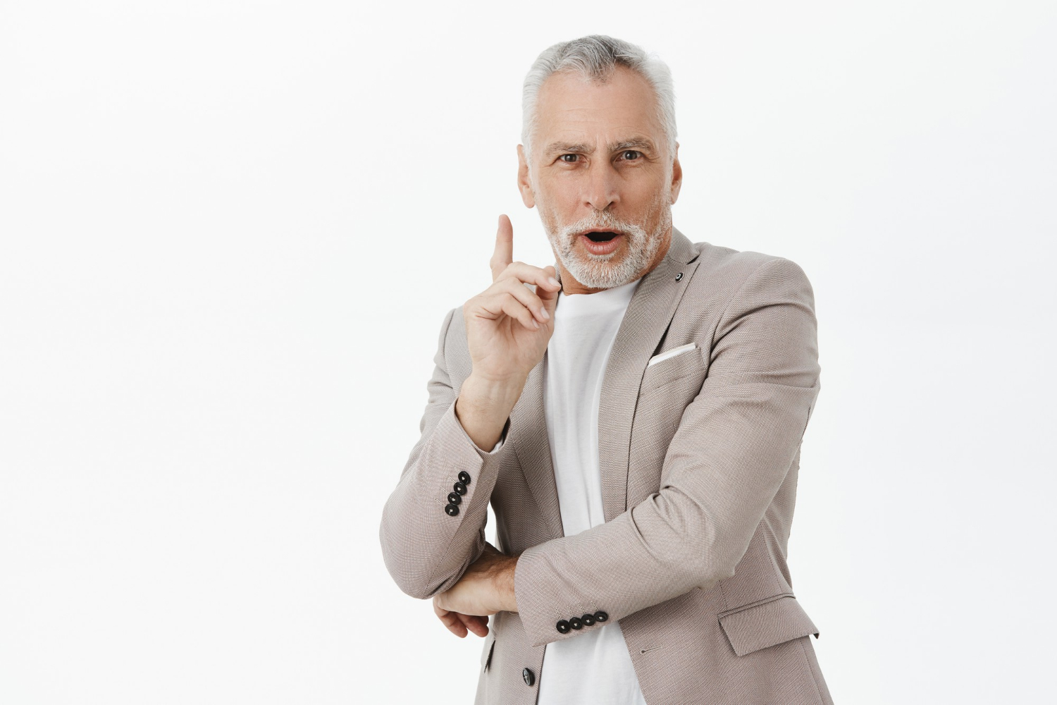 Un homme âgé qui lève le doigt | Source : Freepik