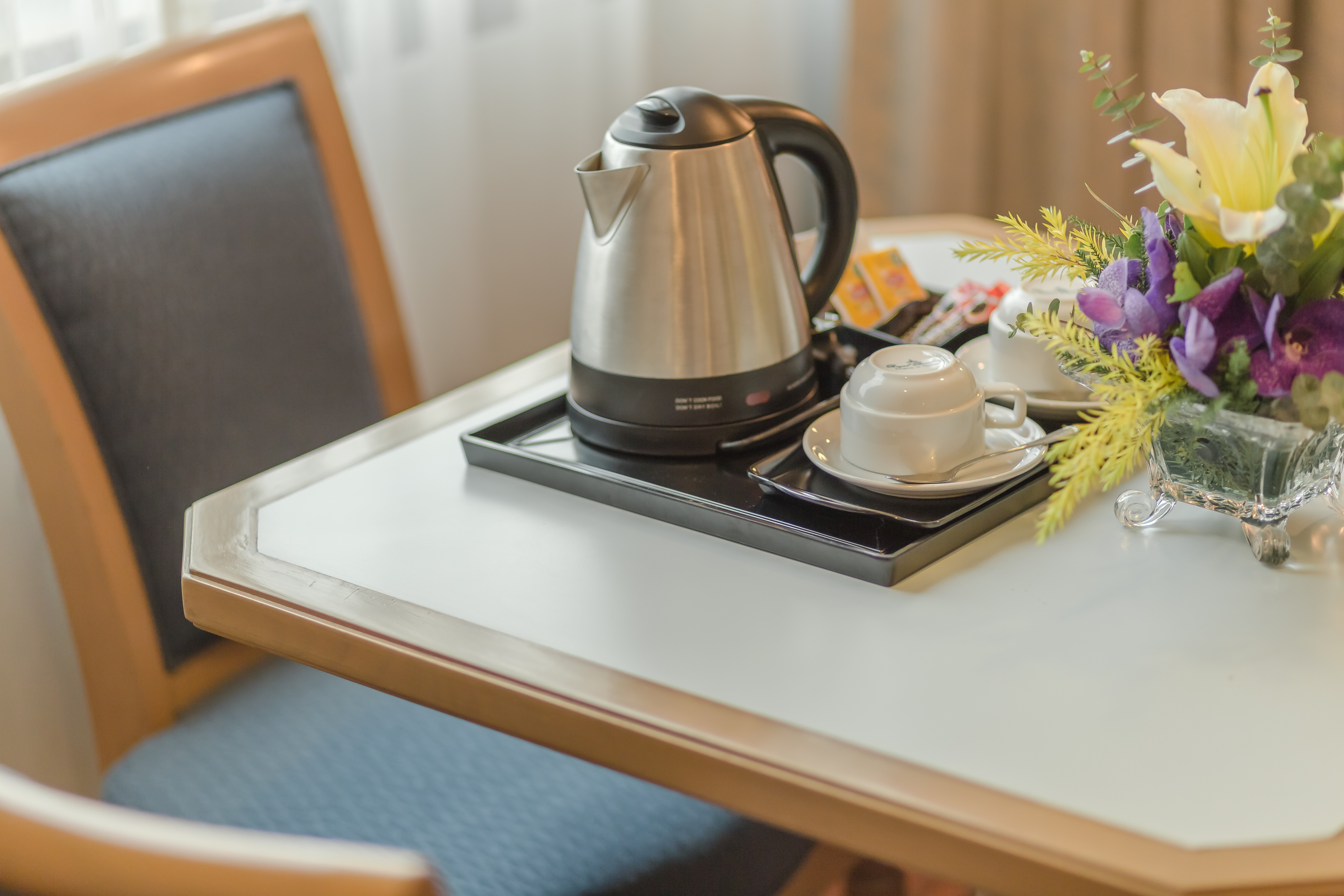 Une théière et une tasse dans une chambre d'hôtel | Source : Shutterstock