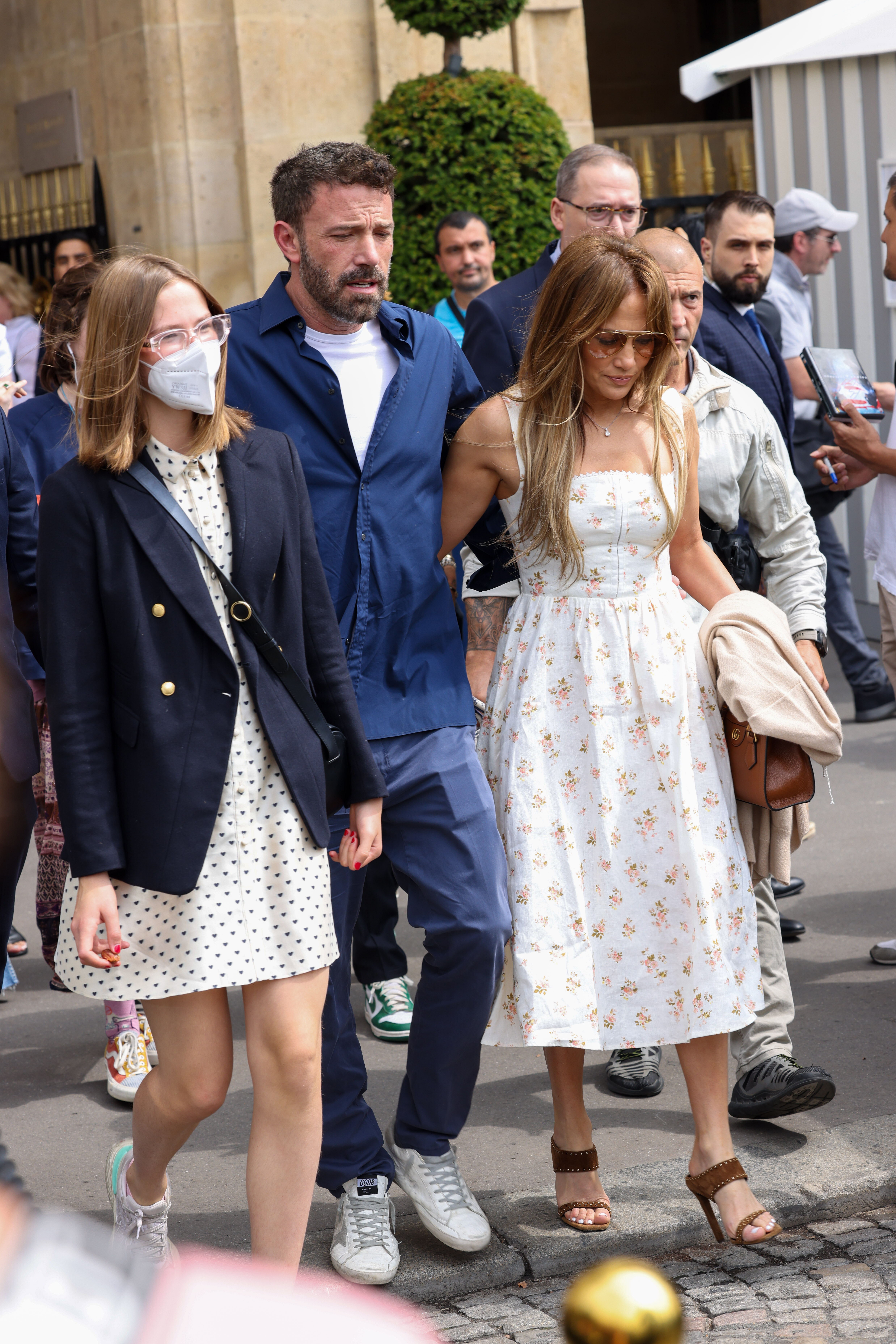 Violet et Ben Affleck avec Jennifer Lopez à Paris, France, le 23 juillet 2022 | Source : Getty Images