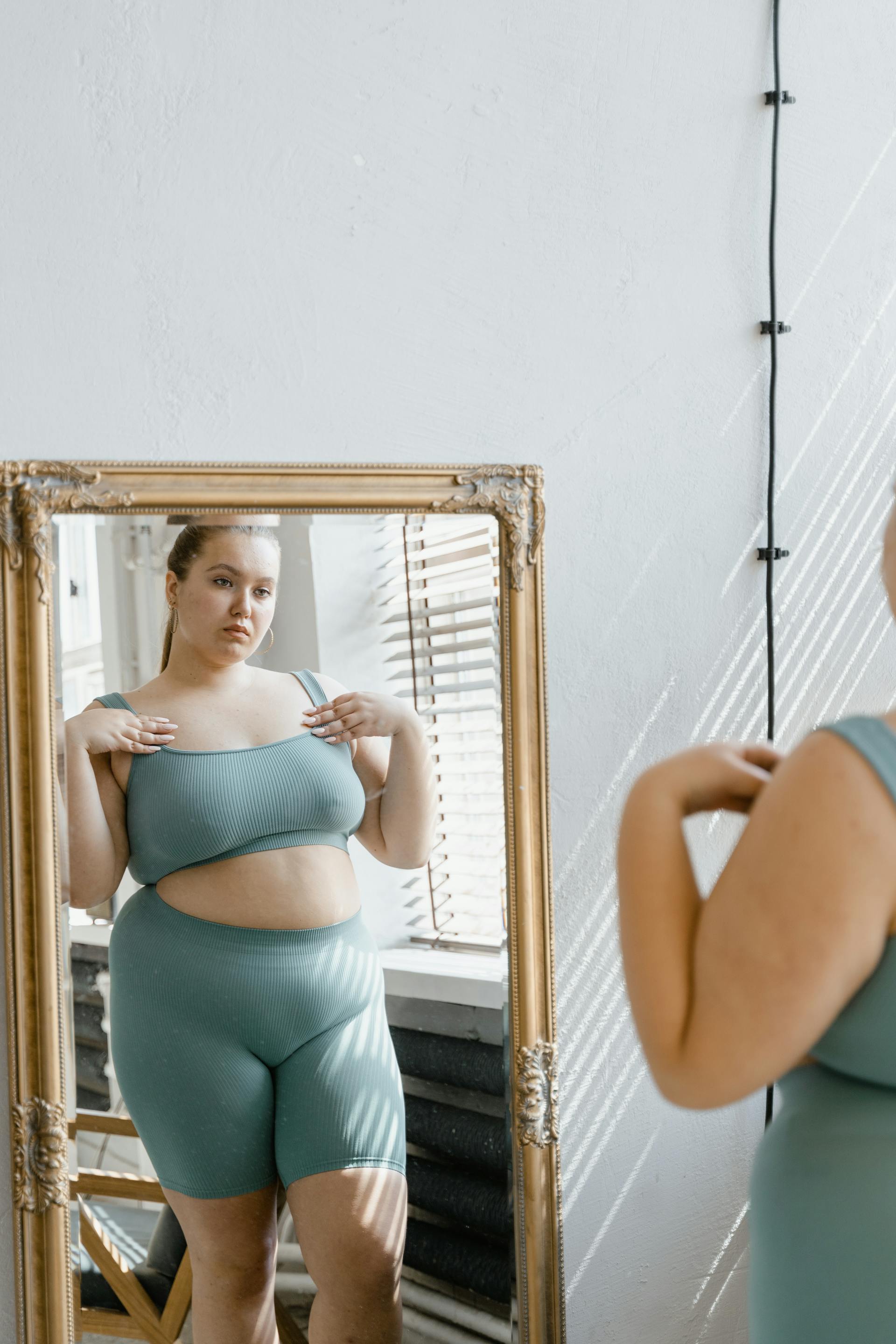Une femme qui se regarde dans le miroir | Source : Pexels