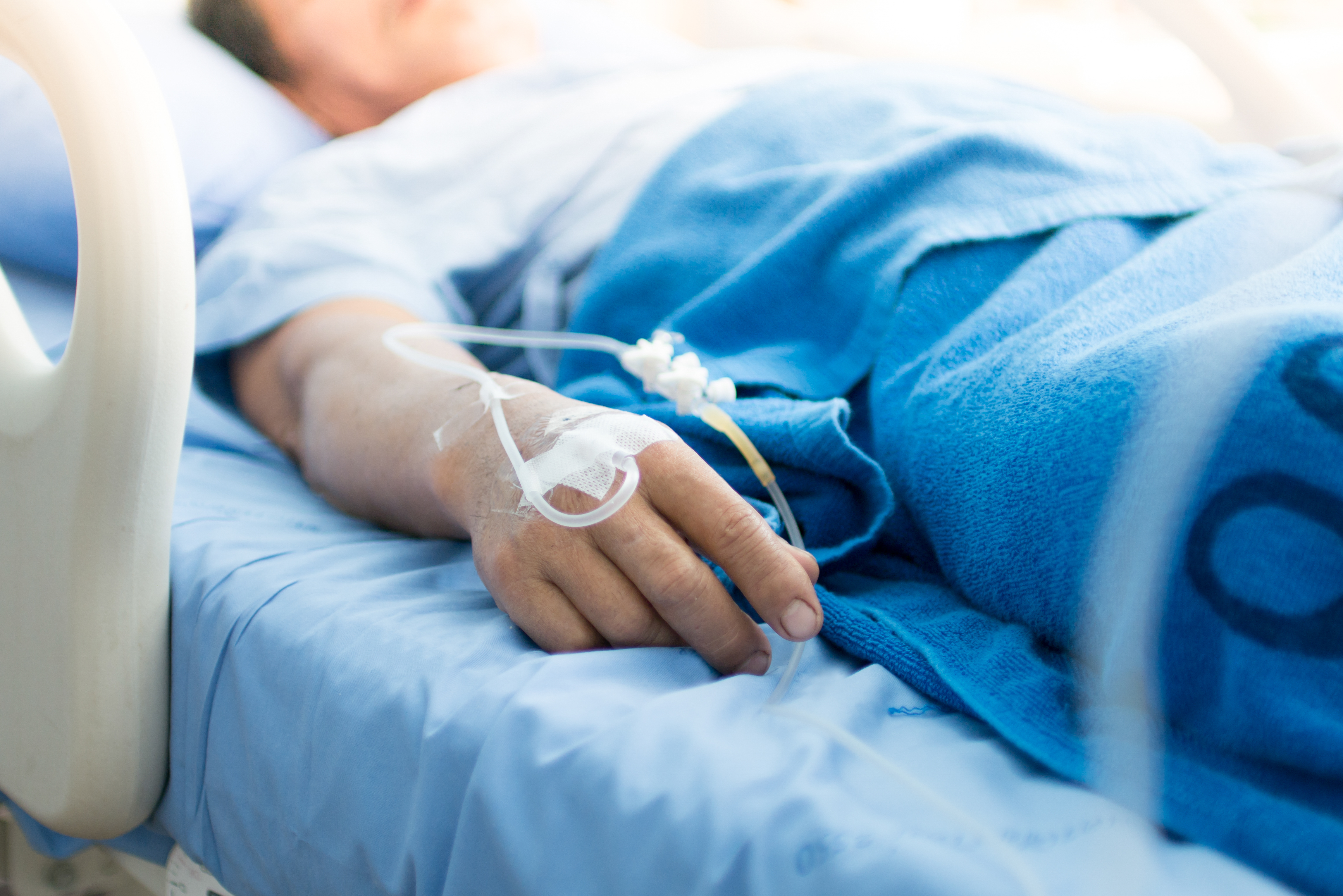 Un patient malade sur un lit d'hôpital | Source : Shutterstock