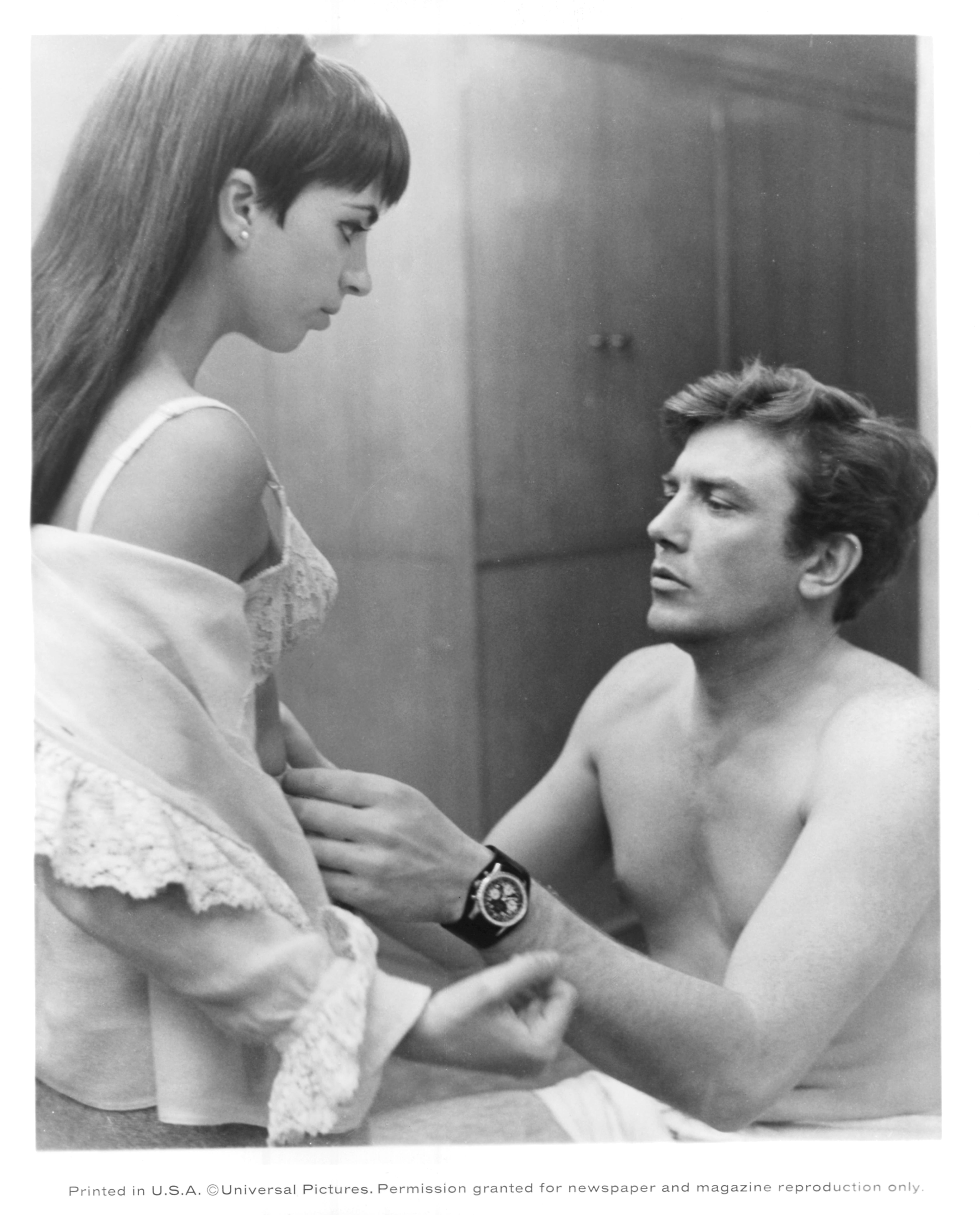 Liza Minnelli et Albert Finney partagent un moment d'intimité dans une scène du film "Charlie Bubbles", capturée en 1967. | Source : Getty Images