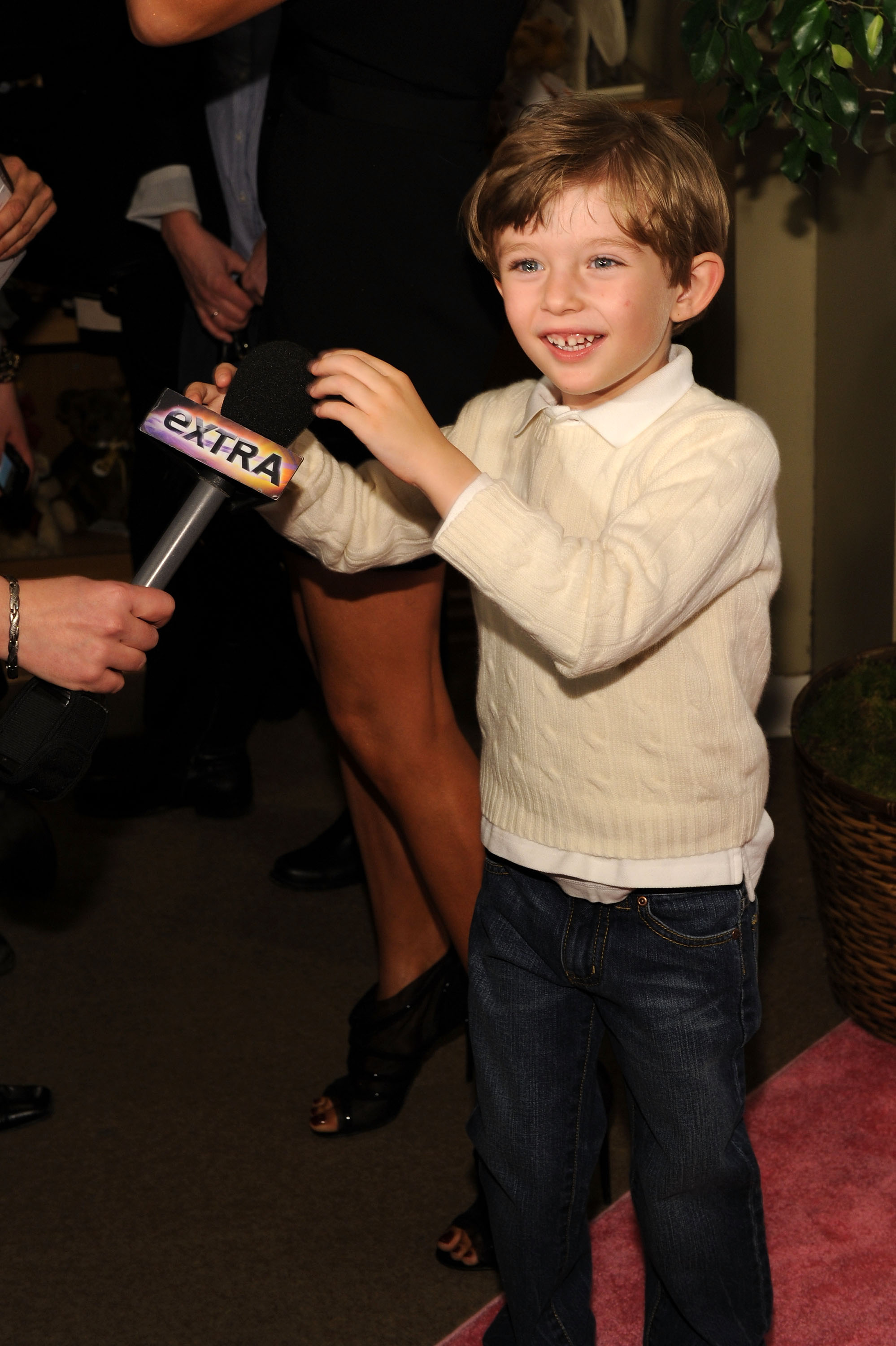 Barron Trump au 19e Bunny Hop annuel organisé par le comité des associés de la société du Memorial Sloan-Kettering Cancer Center à FAO Schwarz le 9 mars 2010, à New York. | Source : Getty Images