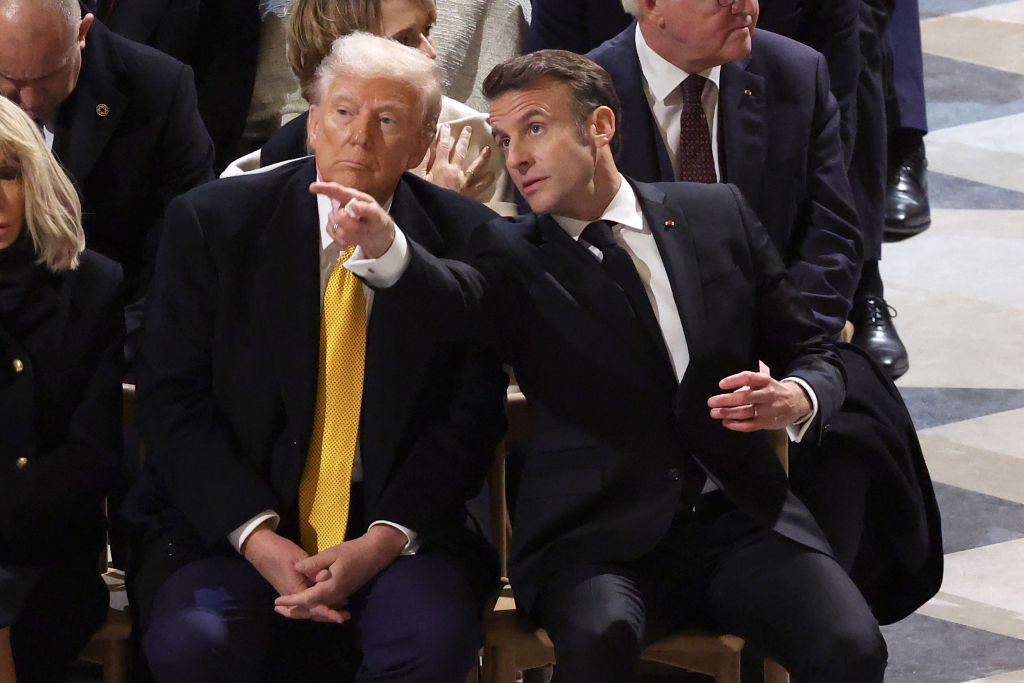 PARIS, FRANCE - 07 DÉCEMBRE : Le président élu des États-Unis Donald Trump et le président français Emmanuel Macron assistent à la cérémonie de réouverture de la cathédrale Notre-Dame de Paris le 07 décembre 2024 à Paris, en France.  (Photo by Pascal Le Segretain/Getty Images)