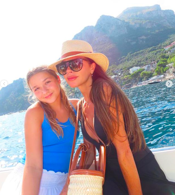 Harper et Victoria Beckham posant pour une photo, postée le 26 août 2023 | Source : Instagram/victoriabeckham