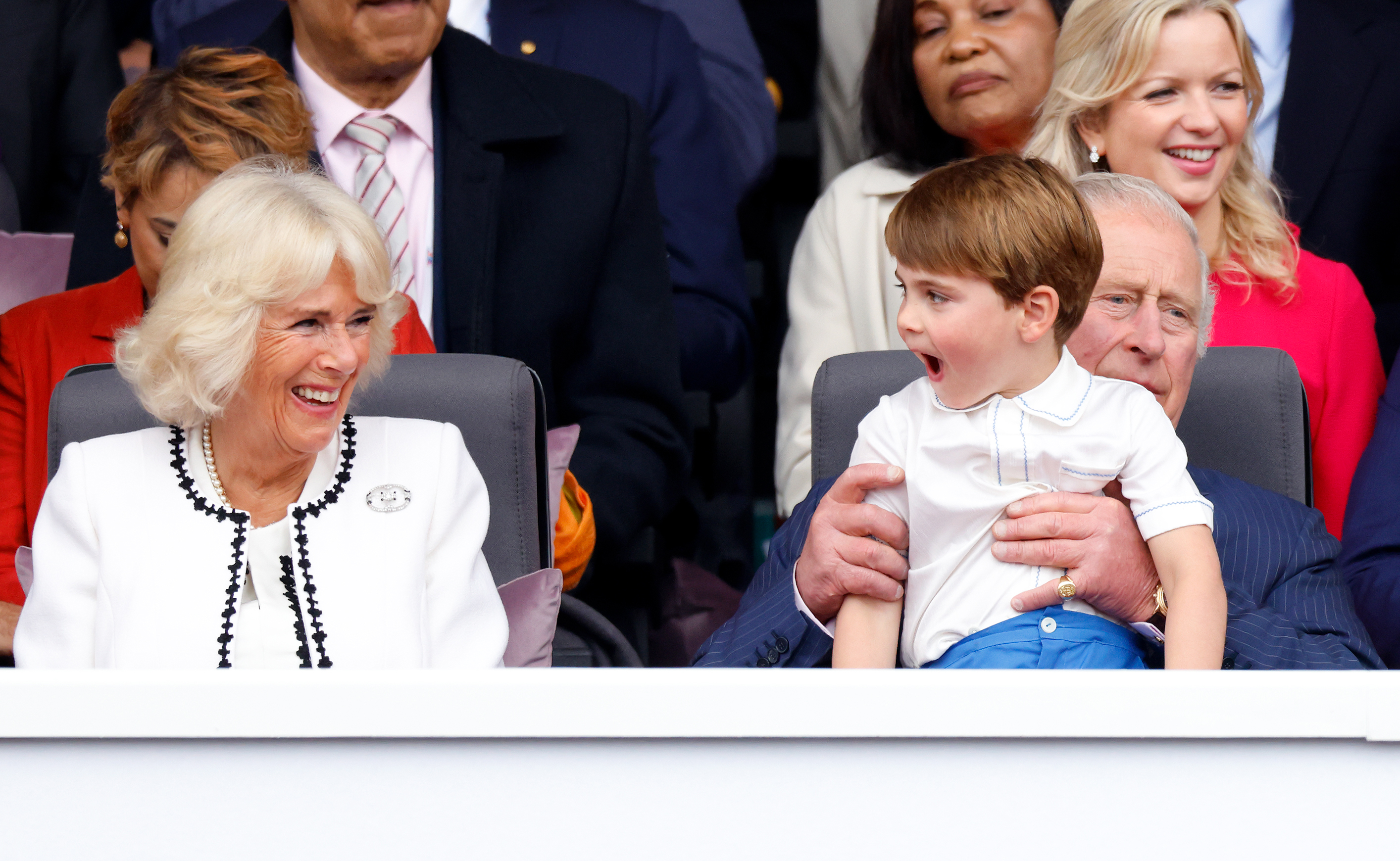 Camilla, duchesse de Cornouailles, le prince Charles, prince de Galles, et le prince Louis de Cambridge assistent au concours de beauté Platinum Pageant à Londres, en Angleterre, le 5 juin 2022. | Source : Getty Images
