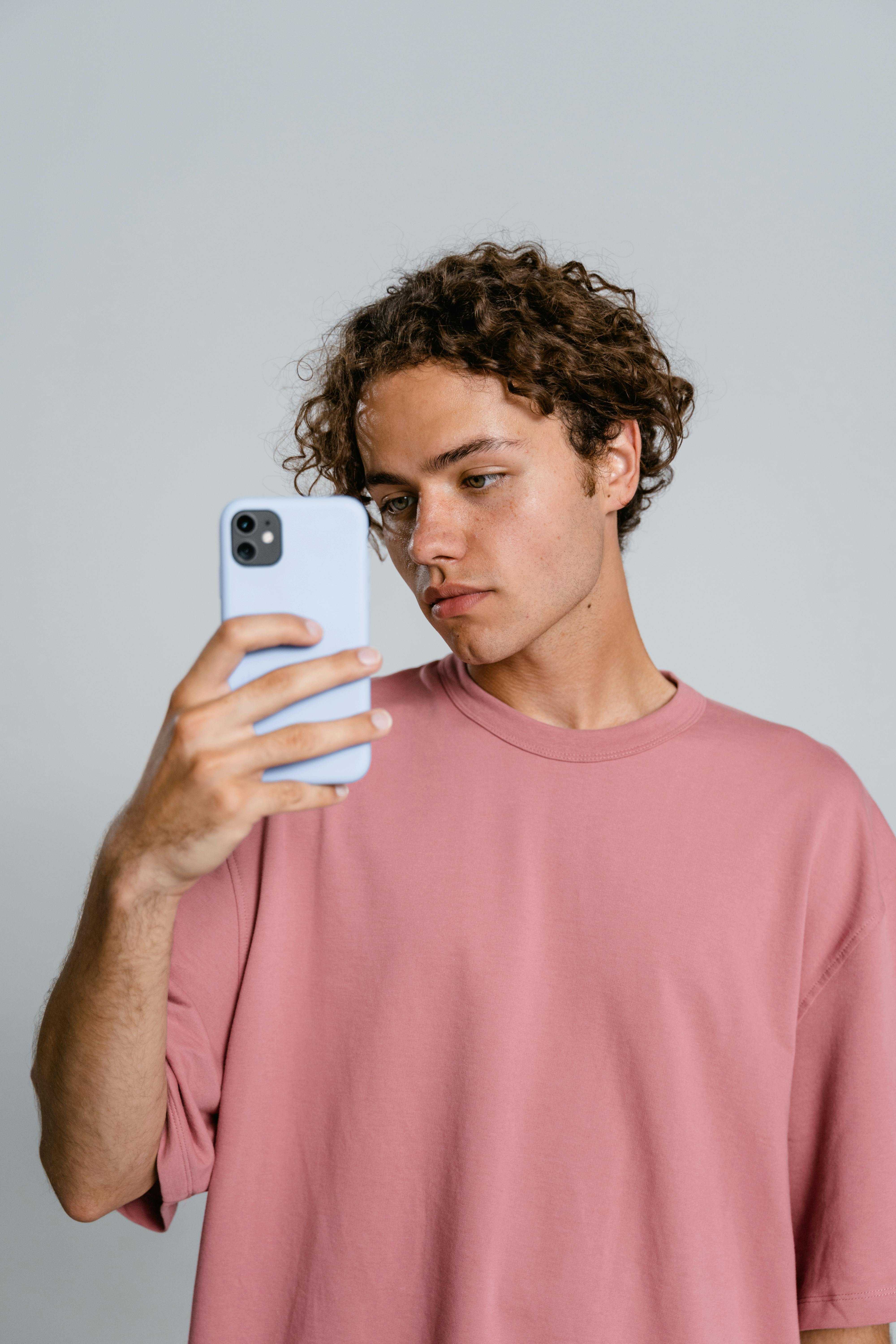Un adolescent sur son téléphone | Source : Pexels