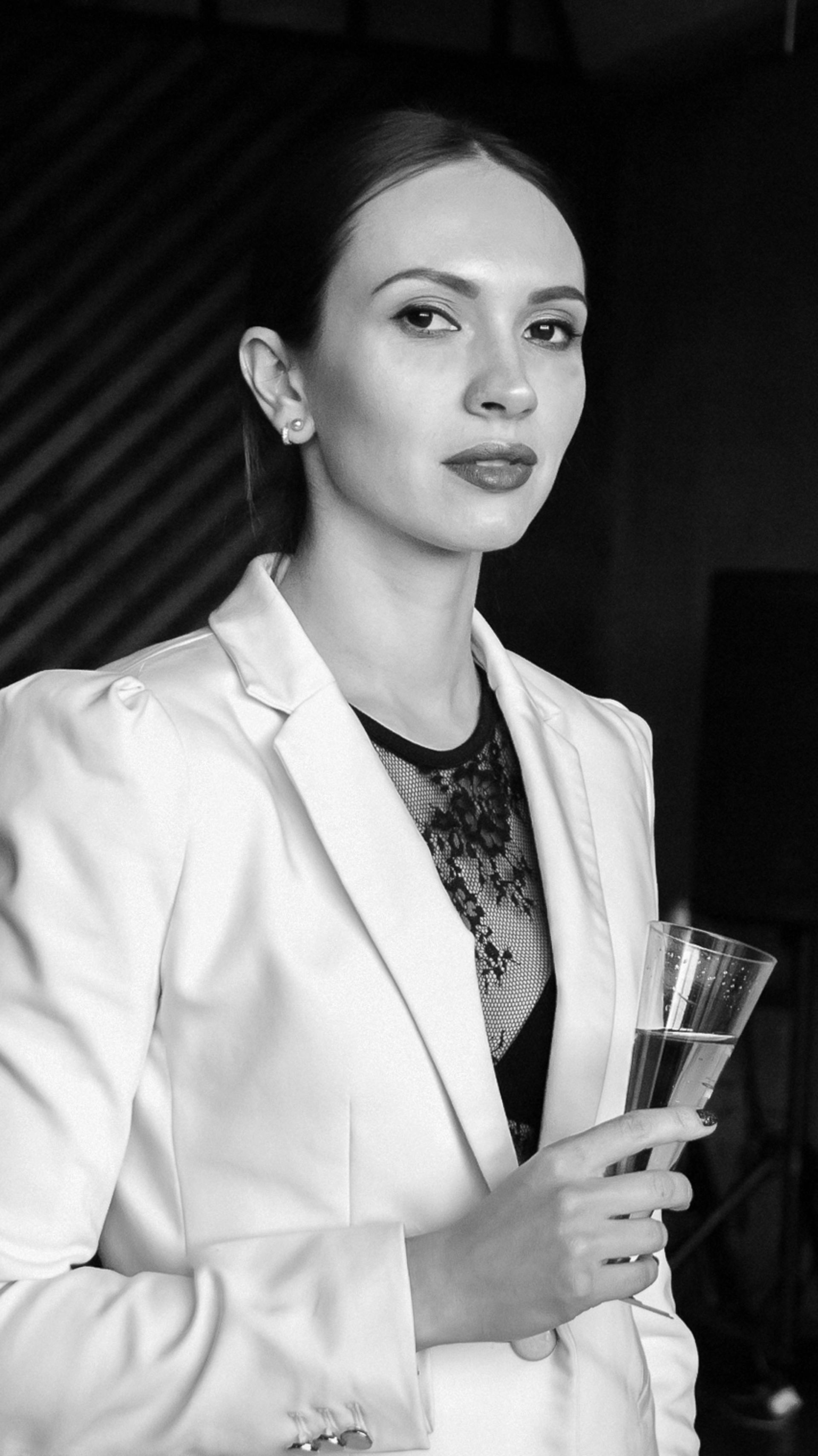 Une femme tenant une coupe de champagne | Source : Pexels