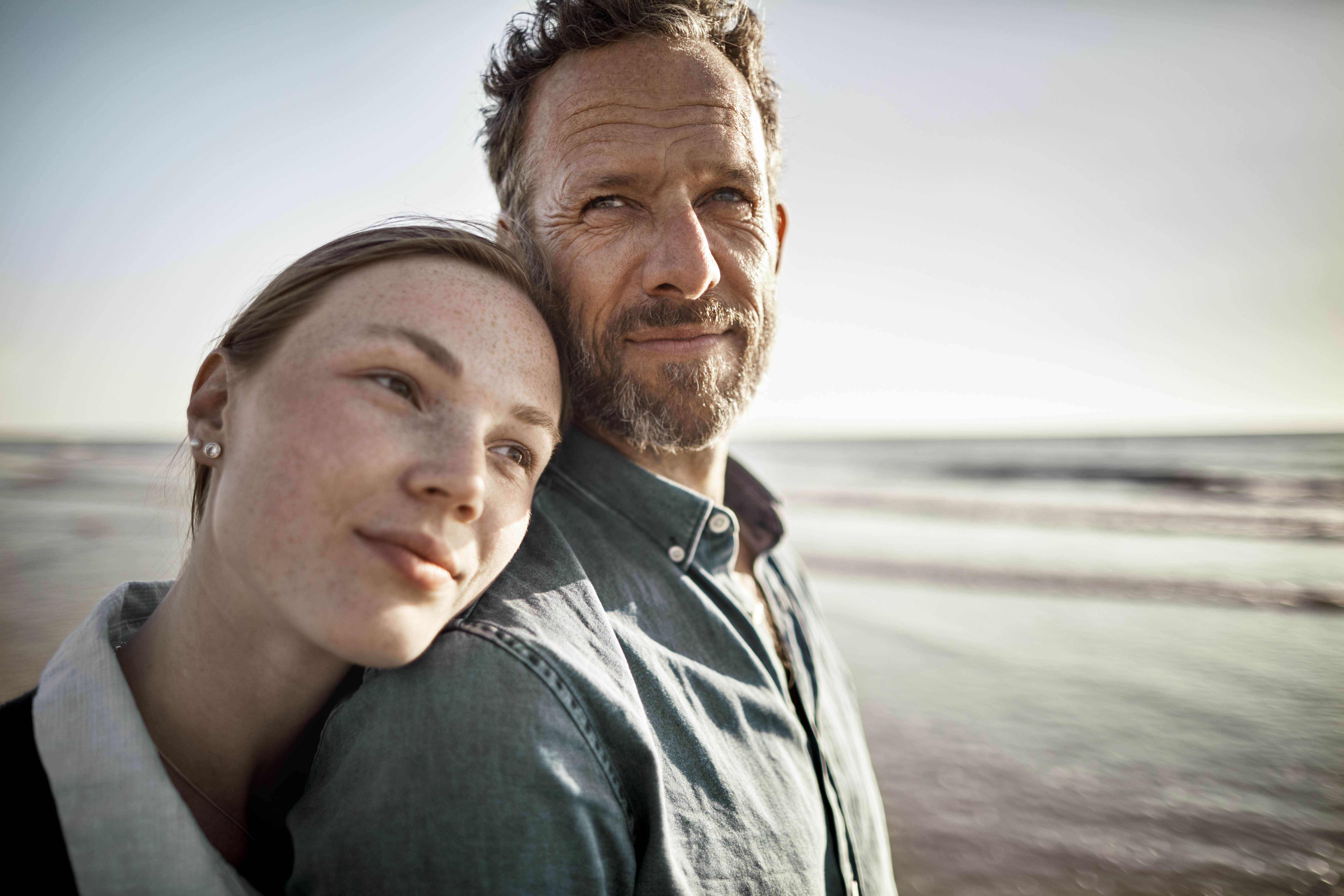Portrait d'un homme et d'une jeune femme au bord de la mer | Source : Getty Images