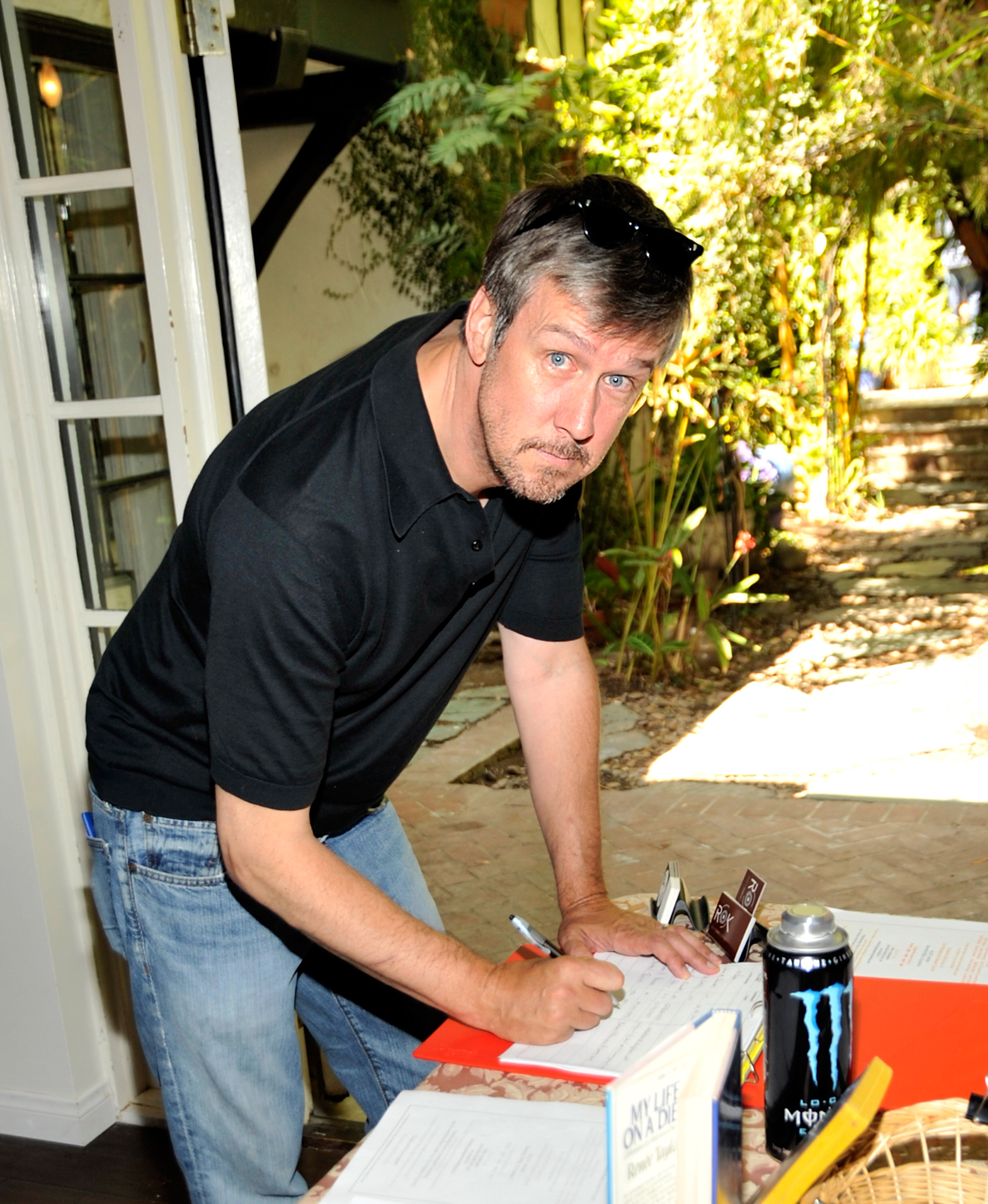 Alan Ruck assiste au déjeuner "Meet The Candidates" au domicile des membres du SAG Joe Bologna et Renee Taylor à Beverly Hills, Californie, le 26 juillet 2009 | Source : Getty Images