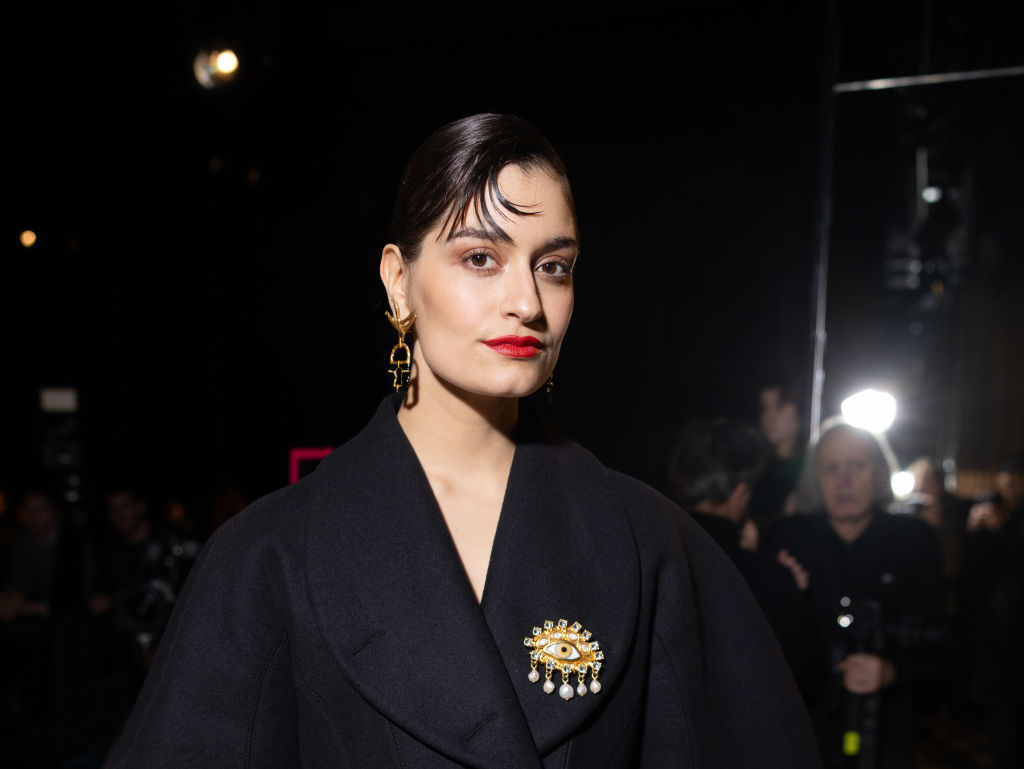 Clara Luciani au défilé Schiaparelli Womenswear FallWinter 2024-2025 dans le cadre de la semaine de la mode de Paris le 29 février 2024 à Paris, France. | Source : Getty Images