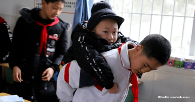 Adorable histoire en Chine : un petit garçon porte son ami handicapé à l'école tous les jours